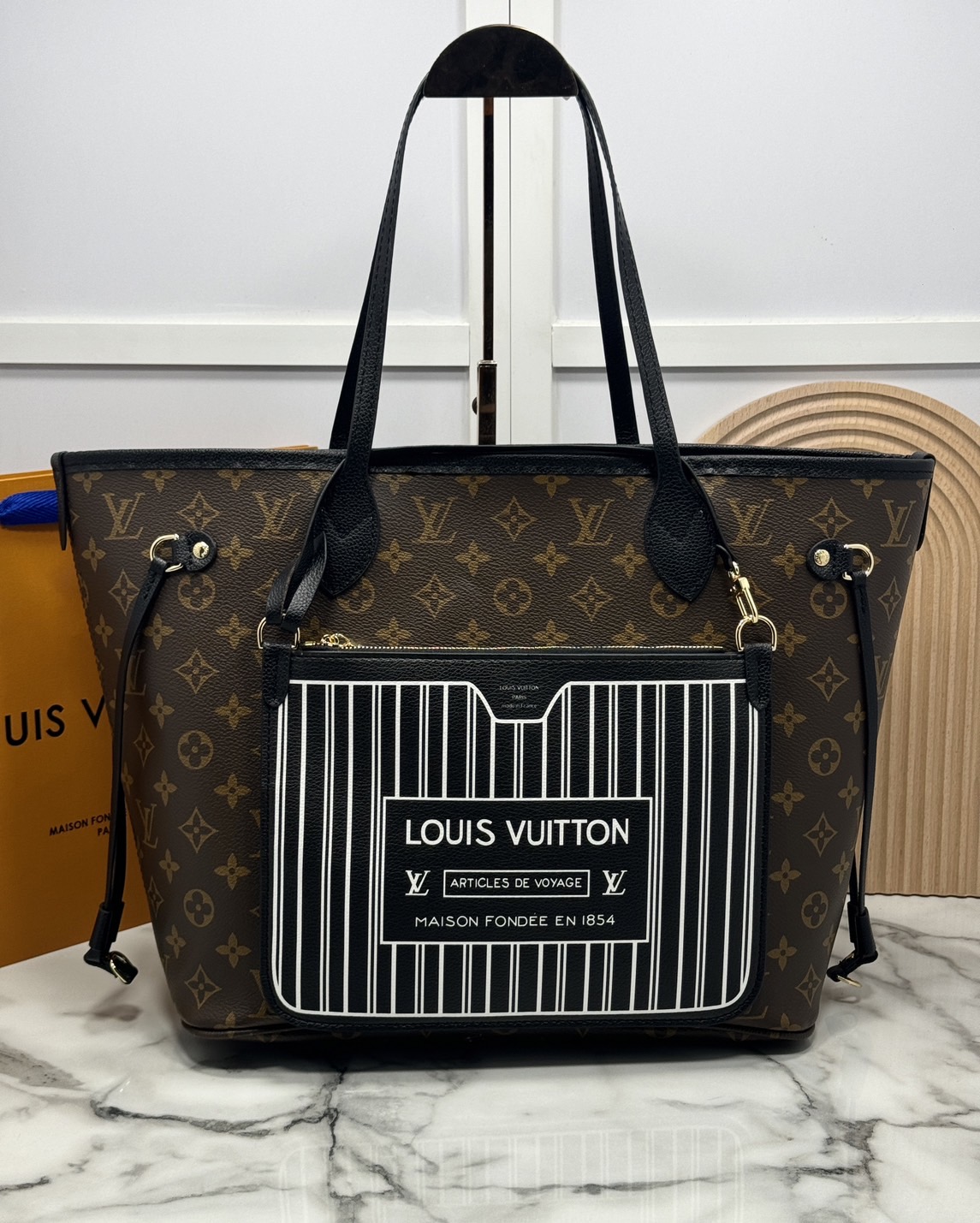 LV Neverfull Inside Out MM / LV Tote Bag กระเป๋าทรงโท้ทใบใหญ่ กลับด้านใช้ได้ 2 ฝั่ง ดีไซน์ใหม่ที่ฮอตที่สุดในตอนนี้ มาพร้อมใบลูกพิมพ์ลายเส้นตรงสวยเด่น เป็นอีกรุ่นที่นิยมใช้เยอะมากๆ ภายในโล่งกว้าง สะพายไปเที่ยวต่างจังหวัดคือดีงามมากจ้า หรือจะสะพายไปทำงาน ไป