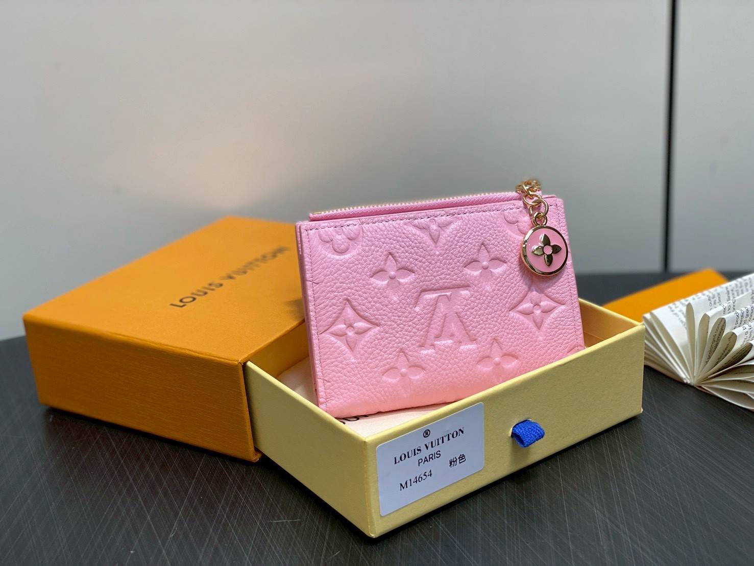 VIP หนังแท้ | LV Lisa wallet Cotton Candy งานหนังวัวแท้ นิ่ม หอม กระเป๋าสตางค์รุ่น Lisa Monogram Empreinte สีสันสดใส เฉลิมฉลองให้กับความเลอค่าที่สืบทอดจากรุ่นสู่รุ่นของเมซง เติมลูกเล่นสนุกสนานลงตัว สีสันสะดุดตาพกพาในกระเป๋าใบเล็กหรือกระเป๋าคลัทช์ได้สะดวก
