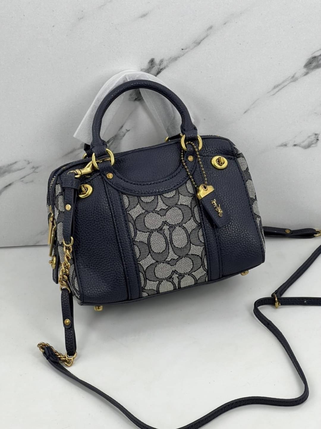 COACH LARK BAG 19 IN SIGNATURE JACQUARD พร้อมส่งที่ไทย สวยก่อนใครแน่นอนค่ะ กระเป๋าสะพายข้าง//ครอสบอดี้ร์ วัสดุหนังแท้+Jacqurd ได้ลงตัวสวยงามมากๆค่ะ มีช่องใส่ของจุกจิกทั้งด้านหน้าและหลัง ;เปิดปิดกระเป๋าแบบซิปคู่ ภายในสามารถใส่กระเป๋าเงินใบกลางได้;มือถือได้