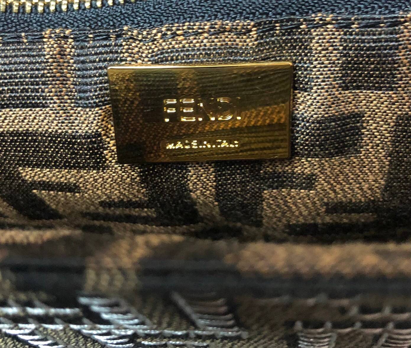 หนังแท้ Fendi Embroidered FF fabric bag กระเป๋าบาแกตต์ขนาดกลางอันเป็นเอกลักษณ์ ผลิตจากผ้าแจ็คการ์ดพร้อมลวดลาย FF สีน้ำตาลอันเป็นเอกลักษณ์ ตกแต่งด้วยงานปักสีตัดกัน ตกแต่งด้วยตัวล็อค FF โดดเด่นด้วยฝาปิดด้านหน้า ตัวล็อคแบบแม่เหล็ก ขอบหนัง