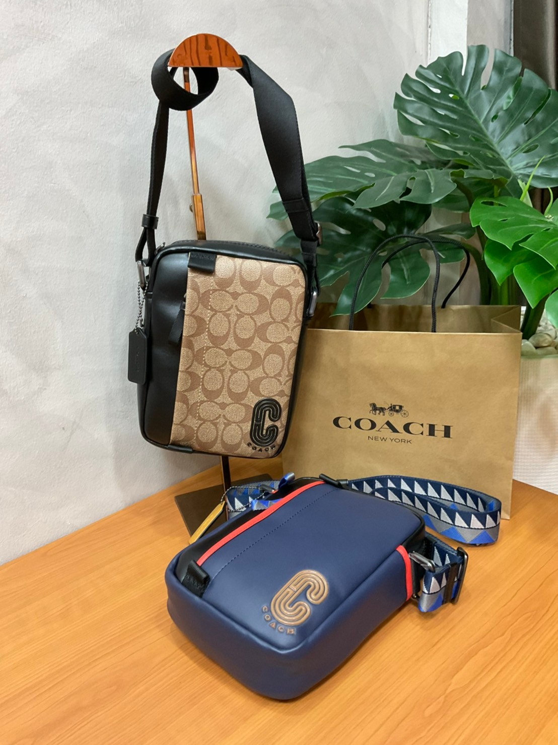COACH NORTH/SOUTH EDGE CROSSBODY (COACH 5626) IN SIGNATURE CANVAS (COACH 6788) กระเป๋าสะพายผู้ชาย กระเป๋าสะพายรุ่นใหม่ ชนช็อป (!!)รุ่นหายาก สี COBALT MULTI วัสดุทำจาก หนังลูกวัวแท้ เนื้อเรียบ พิมพ์ลาย ขนาดกำลังดี