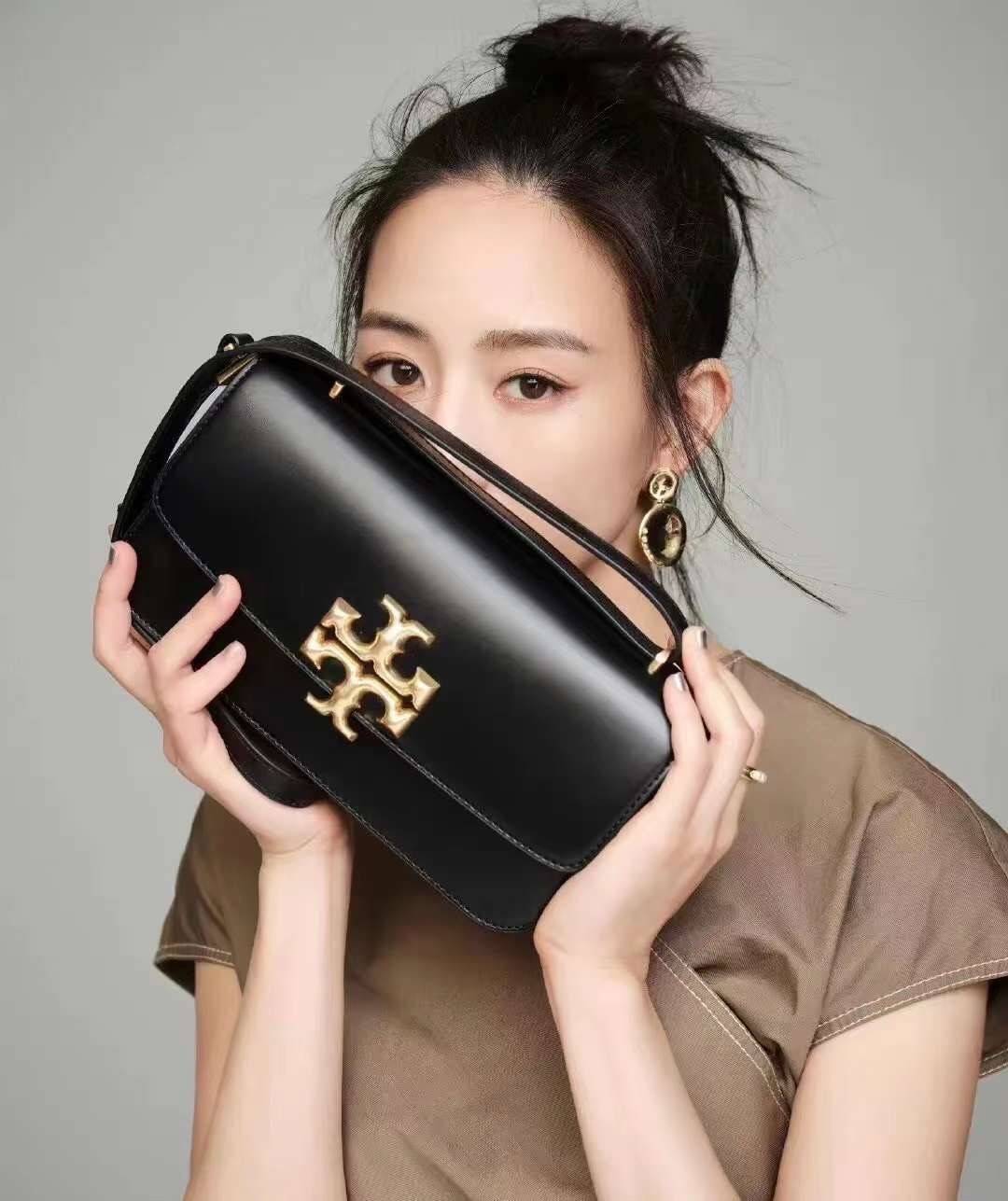 TORY BURCH ELEANOR CONVERTIBLE SHOULDER BAG ((89644)) รุ่นใหม่ สวยตามคนดังเซเลบกันเลยค่า! พร้อมส่ง ห้ามพลาดก่อนหมด ต้องมีติดตัวสักใบค่า กระเป๋าหิ้ว//คล้องไหล่ หรือสะพายข้างได้ หนังแท้เรียบ ผิวลื่น หรูมากๆสำหรับรุ่นนี้ เปิด-ปิดกระเป๋าแบบแม่เหล็กโลโก้แบรนด์