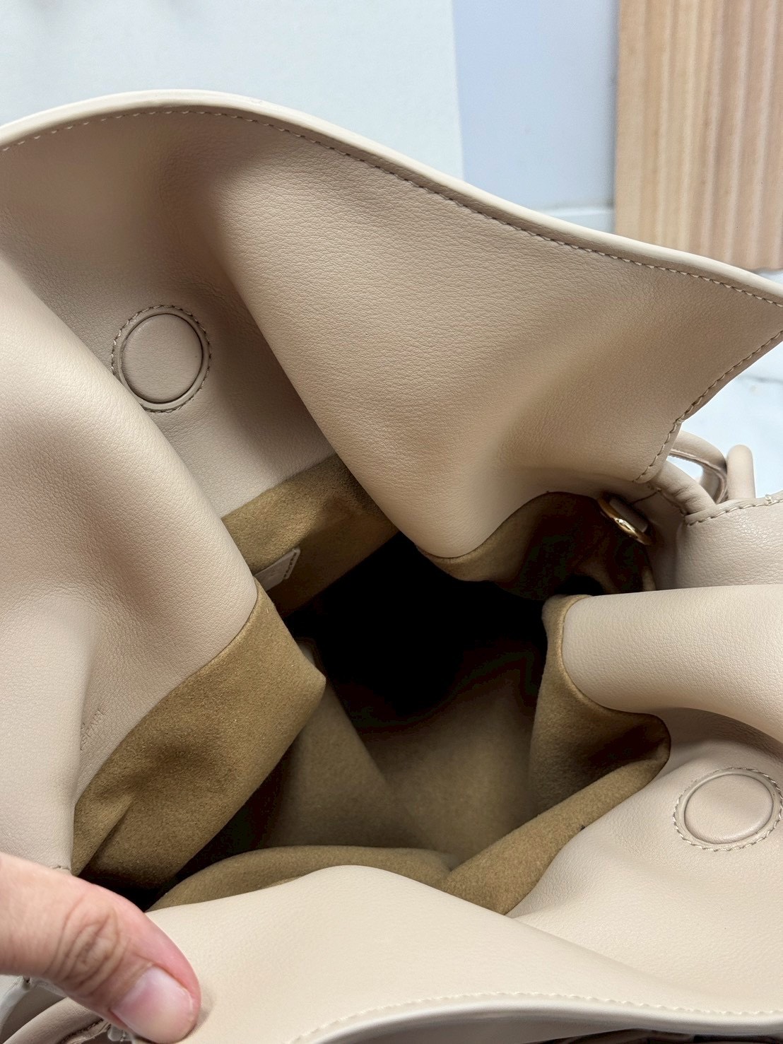 ORI หนังแท้ | Medium Loewe Flamenco clutch in nappa leather 30cm กระเป๋าสะพายทรงคลัชดีไซน์รูดเชือก เรียบหรูดูแพง เรียบง่ายใช้งานสะดวก หนังแนปป้าให้สัมผัสนุ่มสบายผิว มาพร้อมสายสะพายร้อยห่วงหรูหรา