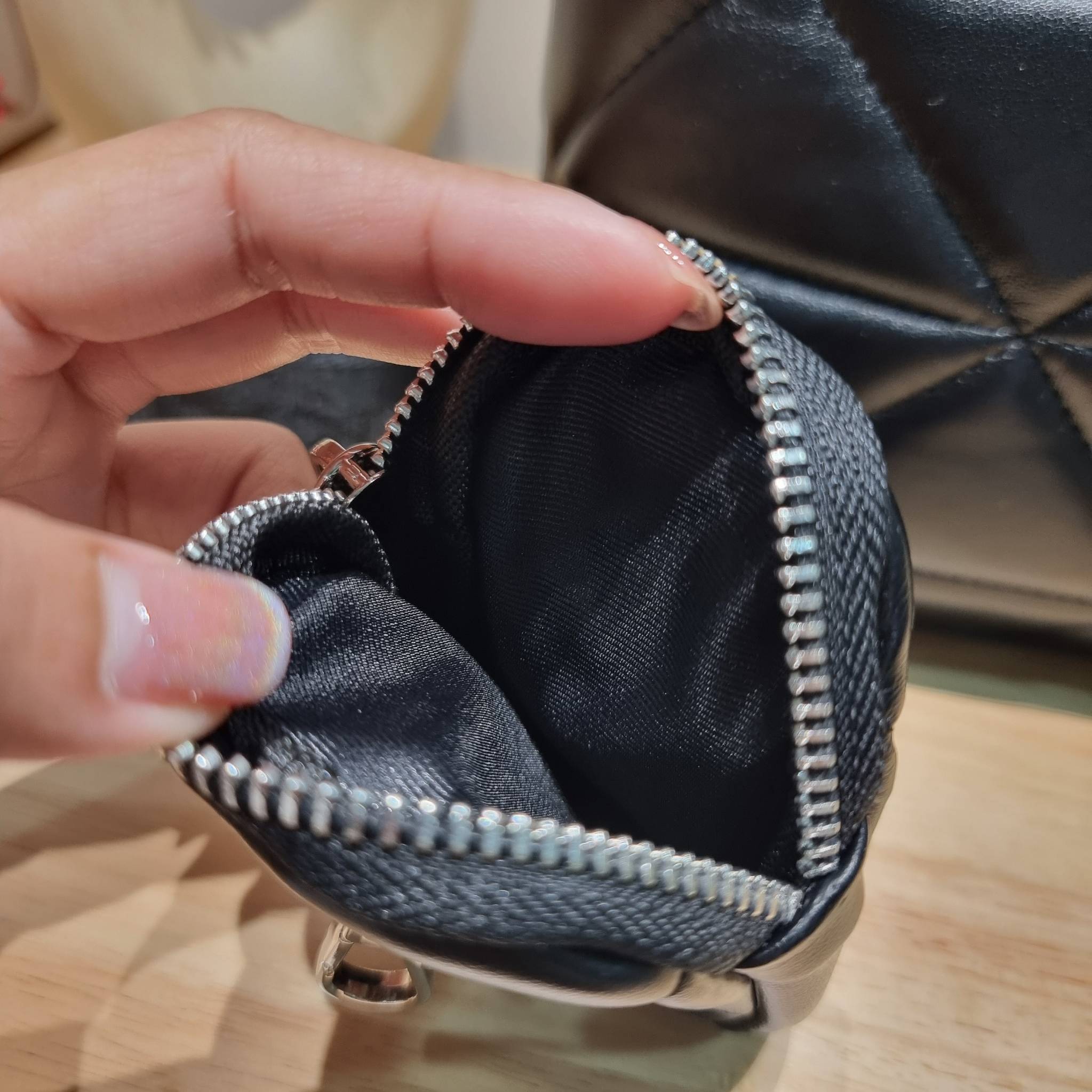 PRADA LEATHER PADDED BAG ใหม่ล่าสุด กับคอลเลคชั่นที่ทำออกมาตอบโจทย์ได้ทุกไลฟ์สไตล์ และเป็นยูนิเซ็กส์ กับกระเป๋าทรงโท้ท ขนาดกำลังดี