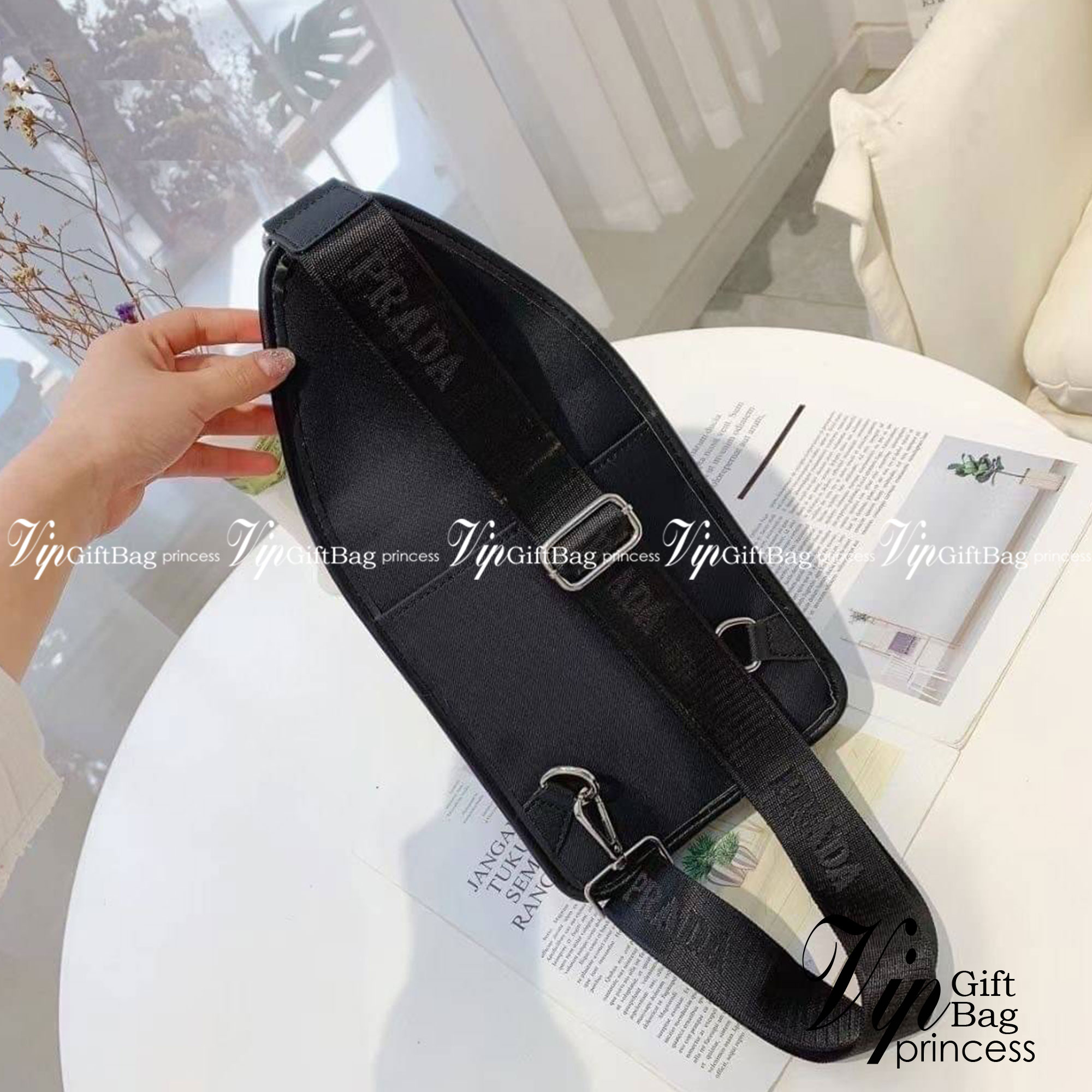 PRADA Double Zipper Belt Bag / PRADA nylon mini sling backpack / Prada Chest Bag กระเป๋าคาดอกไนลอนเนื้อดี คลาสสิก สุดเท่ห์😎 มาแล้วคร้าหนุ่มๆ รุ่นหายากจัดมาให้พร้อมเสริฟแล้วน้า กระเป๋าคาดอก หล่อไม่ซ้ำแบบใคร 2 ซิป แบ่งสัดส่วน ใช้งานง่าย