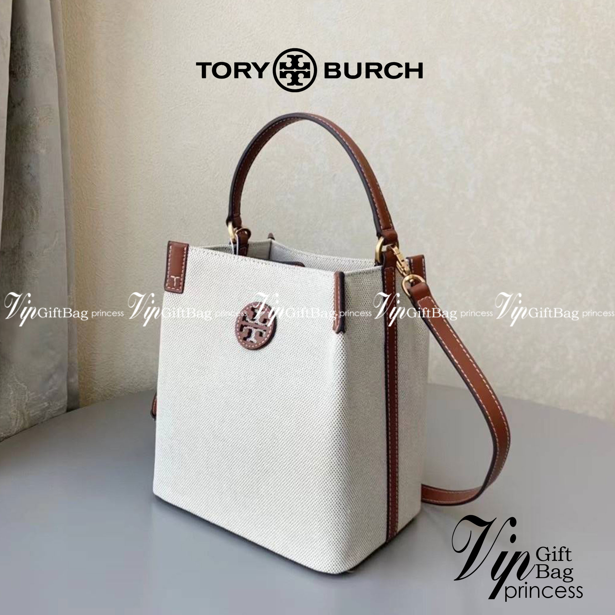 Tory Burch Blake Canvas Bucket Bag รุ่นใหม่ล่าสุด สวยไฉไลฝุดๆ แบบสวยคลาสสิค กระเป๋าทรงถัง วัสดุ Canvas สายหนังแท้ อะไหล่ทอง เปิด-ปิด ด้วยกระดุมแม่เหล็ก ด้านในโล่งมีช่องเล็กใส่โทรศัพท์ได้ น้ำหนักเบา สายสะพายถอดสายได้ crossbody ได้ ปรับระดับได้