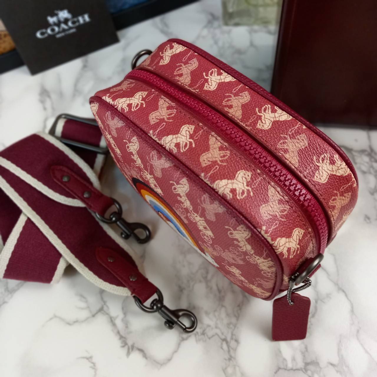 COACH Camera Bag 26, rainbow-red pattern COACH Camera Bag 16 With Horse And Carriage Print and Heart OXBLOOD (F79369 F88264) 🍁น่าใช้มากมาย รุ่นนี้มาพร้อมสายสปอร์ตใหญ่ ถอดเก็บได้ ปรับระดับได้ หนาแน่น ทนทาน จุของได้เยอะพอสมควร //วัสดุแคนวาส