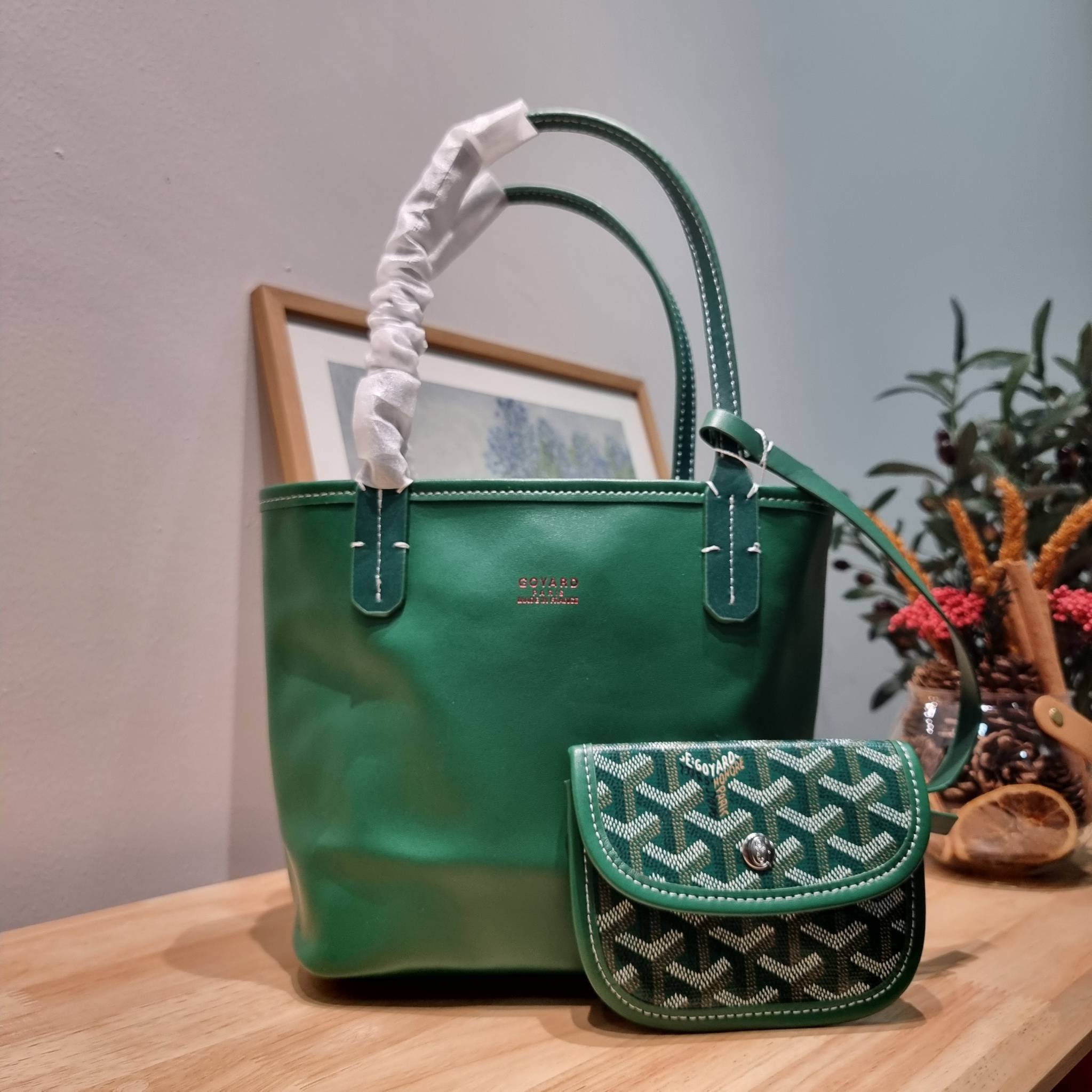 GOYARD MINI ANJOU REVERSIBLE TOTE ฮอตไอเท็ม กับกระเป๋าสะพายทรงโท้ท ไซส์มินิ กะทัดรัดมาก มาครบสีขายดี เลิศทุกสี รูปทรงคลาสสิค ดีไซน์เป็นเอกลักษณ์ ใช้งานได้หลากหลาย สามารถกลับด้านใช้ได้แบบไม่มีเบื่อ