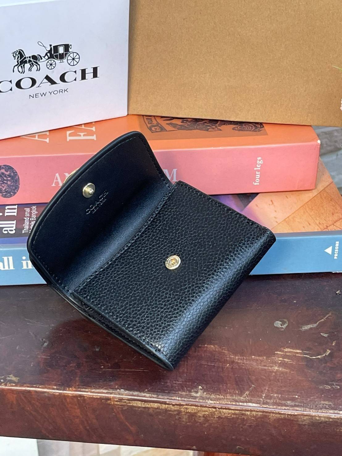 OUTLET 】COACH JADE SMALL DOUBLE FLAP WALLET IN COLORBLOCK (COACH F88002) หากใครต้องการกระเป๋าสตางค์ใบสั้นสำหรับวันที่ต้องการใช้กระเป๋าสะพายใบเล็ก หรือวันที่ไม่พกกระเป๋าสะพาย เราขอแนะนำใบนี้เลยค่ะ โดยใบนี้เป็นกระเป๋าสตางค์แบบพับสามทบ ปิดแบบกระดุม2ชั้น มีช่