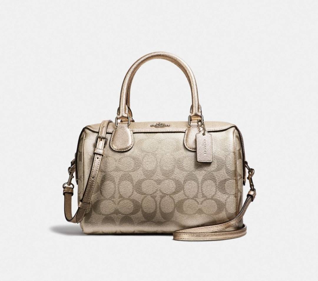 COACH F32203 MINI BENNETT SATCHEL IN SIGNATURE CANVAS กลับมาอีกครั้ง!! กับกระเป๋าทรงหมอนยอดฮิต 🥳 มีกี่สีก็ขายหมด วัสดุหนังแคนวาสเคลือบลาย ทรงสวยใช้งานได้ทุกโอกาส ภายในโล่งกว้างใส่ของได้เยอะ มีหูจับในตัว และสายสะพาย crossbody ปรับได้ตามตัว ใบนี้ไม่