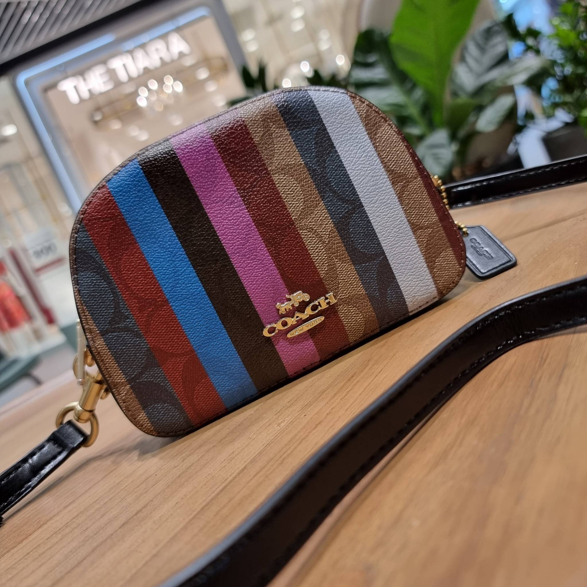 OUTLET 】COACH C5590 MINI SERENA CROSSBODY IN SIGNATURE CANVAS WITH STRIPE PRINT มาจ้าแม่ มาหนักๆอีกแล้ว กับคอลเลคชั่นที่ขายดี ขายหมด ไม่เคยพอจะขาย!! มินิเซเรนา ดีไซน์สดใส น่ารักน่าใช้ที่สุด วัสดุหนังแคนวาสเคลือบลาย เปิด-ปิดด้วยซิป สะดวกใช้ ภายในเป็นช่องโล