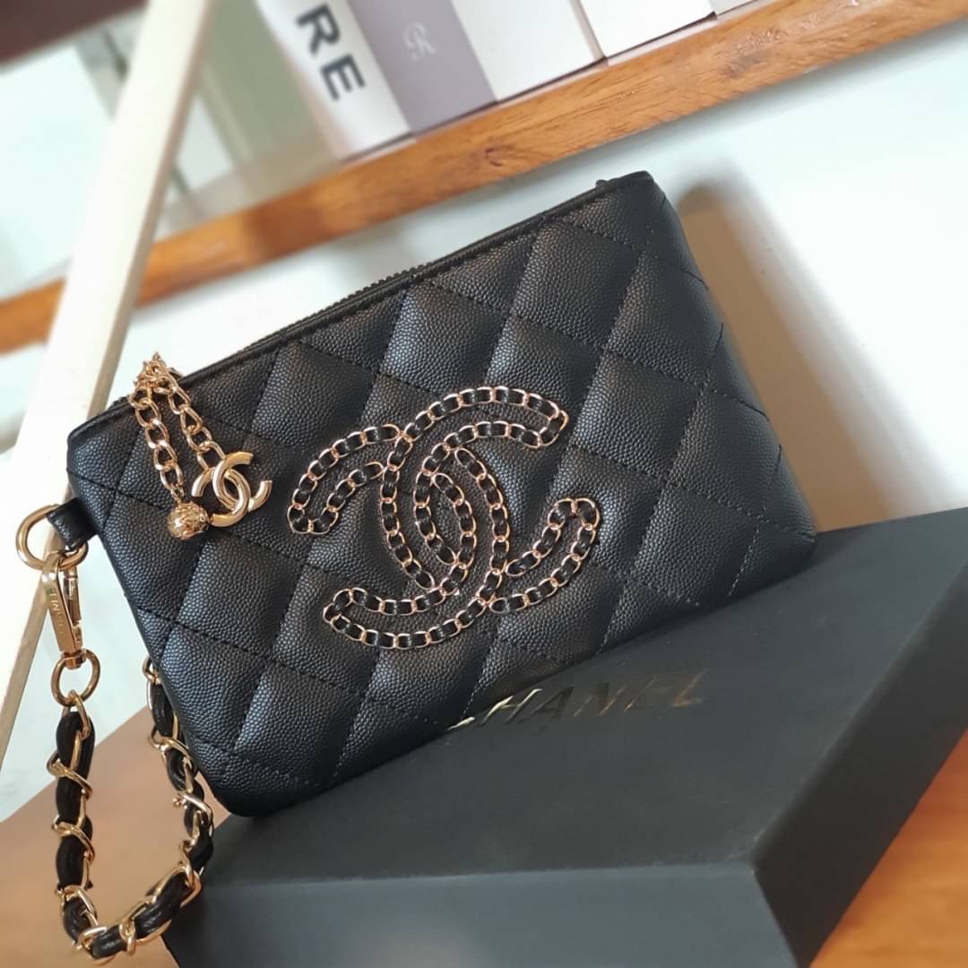 SIZE MINI : Chanel Clutch Bag Gift With Purchase (GWP) กระเป๋าคลัชพร้อมสายคล้องมือพรีเมี่ยมกิ้ฟรุ่นใหม่ล่าสุดจาก Chanel Make up Counter Dutyfree วัสดุหนังคาเวียร์สวยหรูอยู่ทรงประดับโลโก้แบรนด์ด้านหน้า เปิดปิดด้วยซิปสะดวกใช้ห้อยอะไหล่โลโก้แบรนด์สีทองเพิ่มด