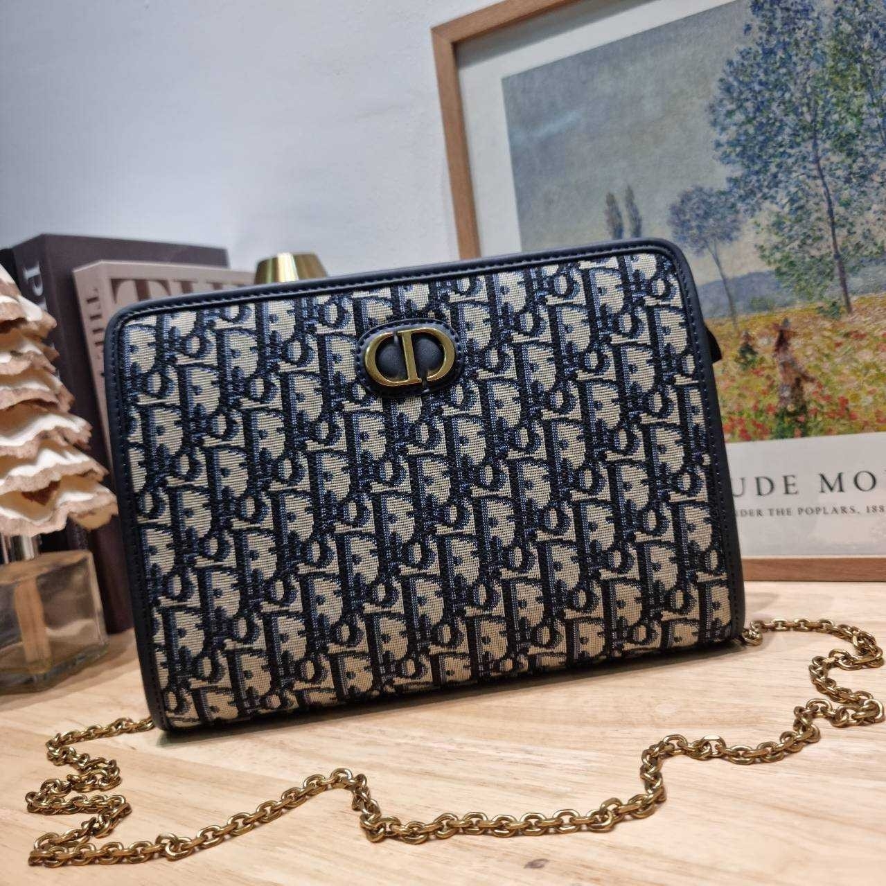 CD 30 MONTAIGNE DEA POUCH Dior Oblique กระเป๋าทรงพอชสุดชิค ที่มีทั้งความหรูหราและสปอร์ตในตัว พกพาง่าย ใช้งานสะดวก