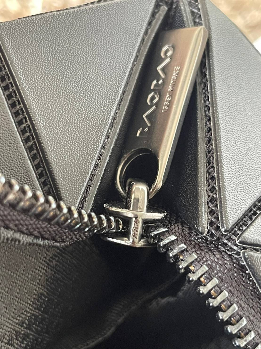 Bao Bao Issey Miyake ROCK MATTE ซีรีส์นี้จะเป็นทรงสี่เหลี่ยมผืนผ้า มีซิปปิดด้านบน ถือเป็นรุ่นที่เหมาะกับการใช้งานในชีวิตประจำวัน สามารถพับมุมและบริเวณด้านล่างของกระเป๋าเพื่อเพิ่มความสะดวกสบายในการใช้งาน ทั้งยังช่วยให้วางกระเป๋าในแนวตั้งได้อีกด้วย แผ่นต่อส