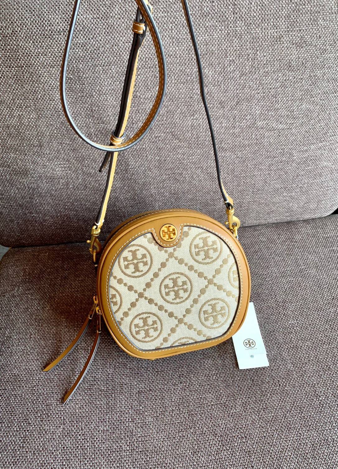 TORY BURCH T MONOGRAM JACQUARD CIRCLE BAG ((Large size)) พร้อมส่งที่ไทย สวยก่อนใครที่นี่! กระเป๋าจาก Tory burch รุ่นนี้มาในสไตล์ทรงวงกลม สุดคลาสสิค ดูคล่องตัวมากขึ้น วัสดุJacquardทอลายแบรนด์+ขอบหนังแท้ ได้ลงตัวสวยงามอยู่เหมือนเดิมค่ะ