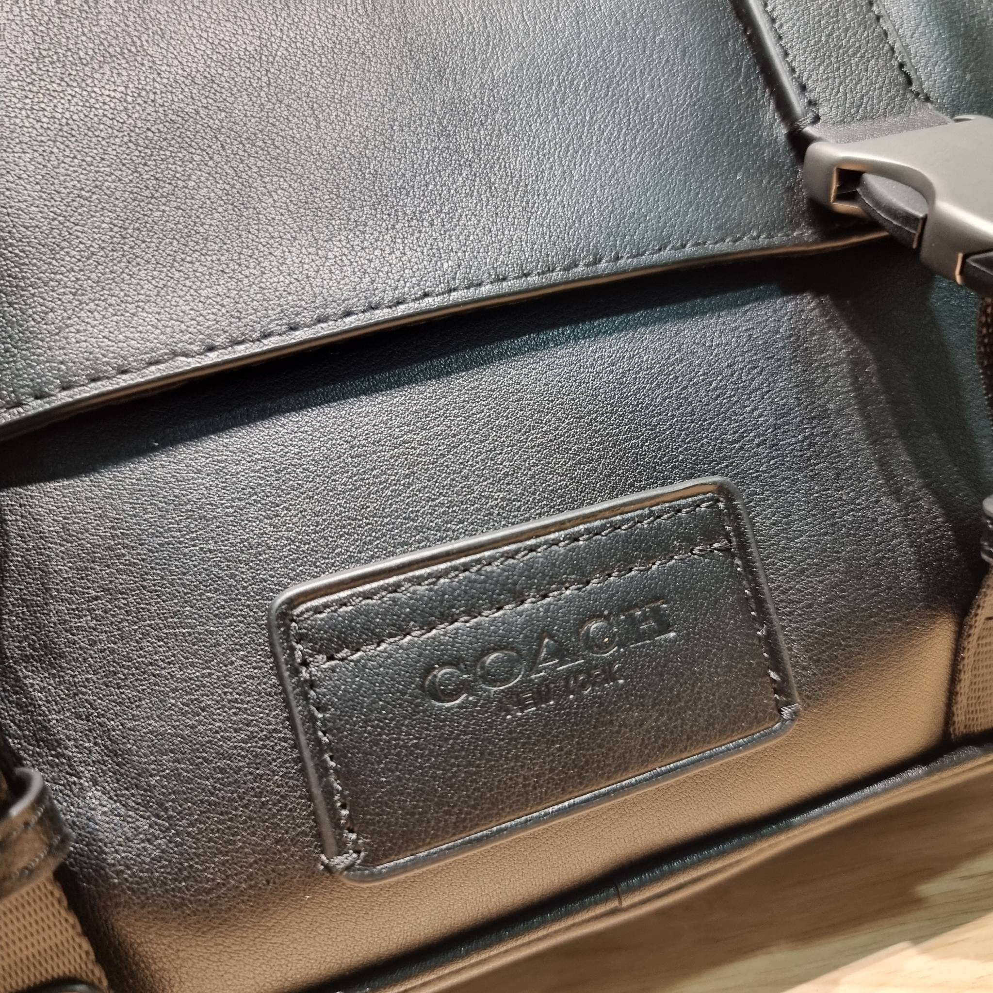 Coach Track Crossbody In Signature Canvas C3747 หล่อบอกต่ออีกหนึ่ง กระเป๋าสะพายทรงแมสเซ็นเจอร์ รุ่นเอาใจหนุ่มๆ ดีไซน์คลาสสิค สุดหรู ดูแพง วัสดุหนังแท้สลับหนังแคนวาส ฝากระเป๋ามีตัวล็อคแน่นหนา เปิดมามีซิปปิดกันหล่นได้อีก ด้านหลังมีช่องย่อย ภายในโล่งกว้าง แบ