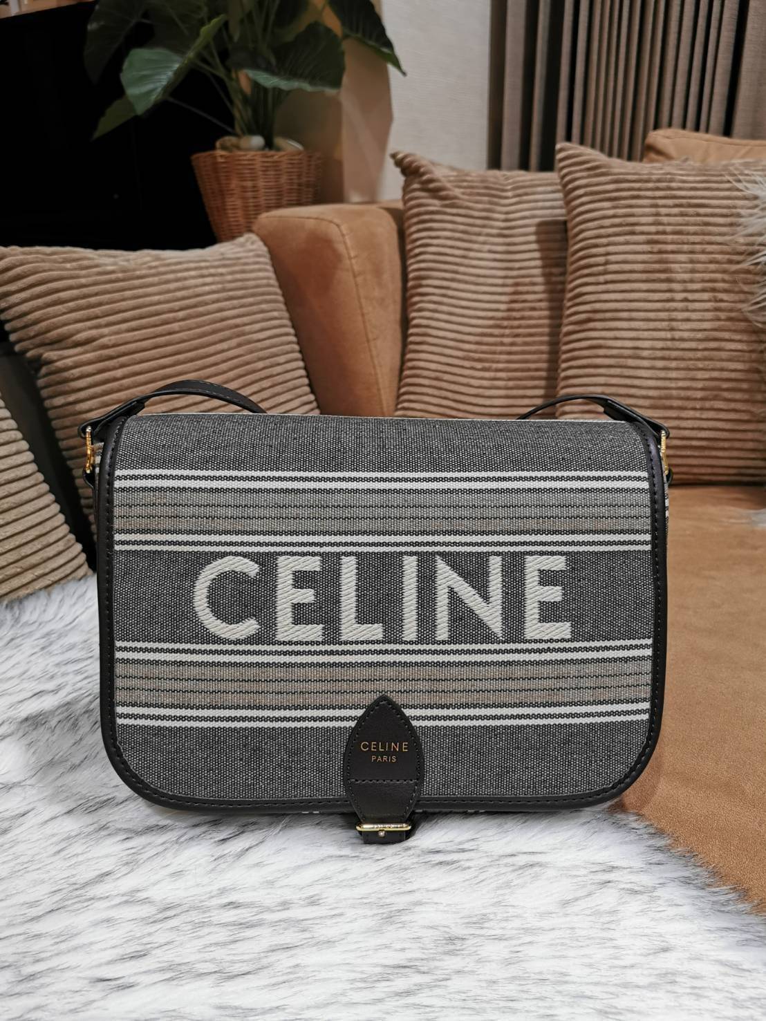 CELINE MESSENGER BAG VIP GIFT WITH PURCHASE (GWP) พรีเมี่ยมกิ๊ฟรุ่น Limited จาก CELINE HAUTE PARFUME DUTYFREE COUNTER วัสดุ CANVAS TEXTILE ลายทางสีคลาสสิคดีไซน์ Unisex ใช้ได้ทั้งชายและหญิง เปิดปิดด้วยฝาปิด Belt และแถบแม่เหล็กด้านใน ขนาดกำลังดี น้ำหนักเบา 