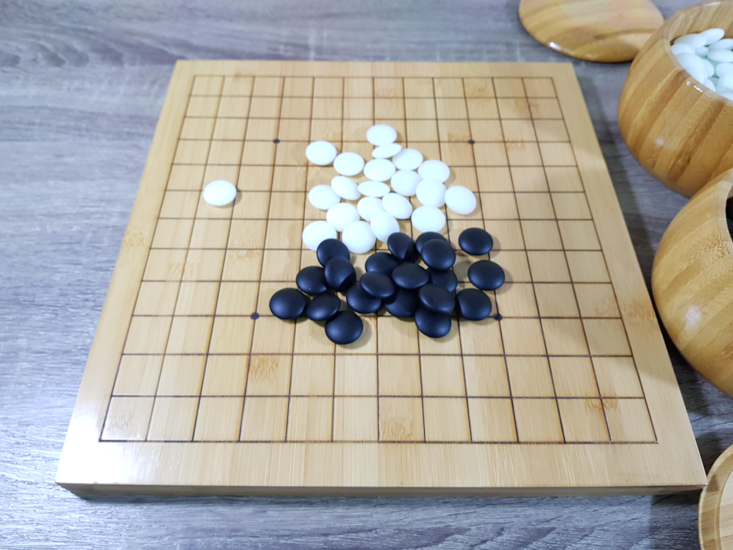 ชุดกระดานหมากล้อมกระดาน9เส้นและ13เส้น เม็ดหินนูนสองด้านอย่างดี พร้อมโถไม้Torreya