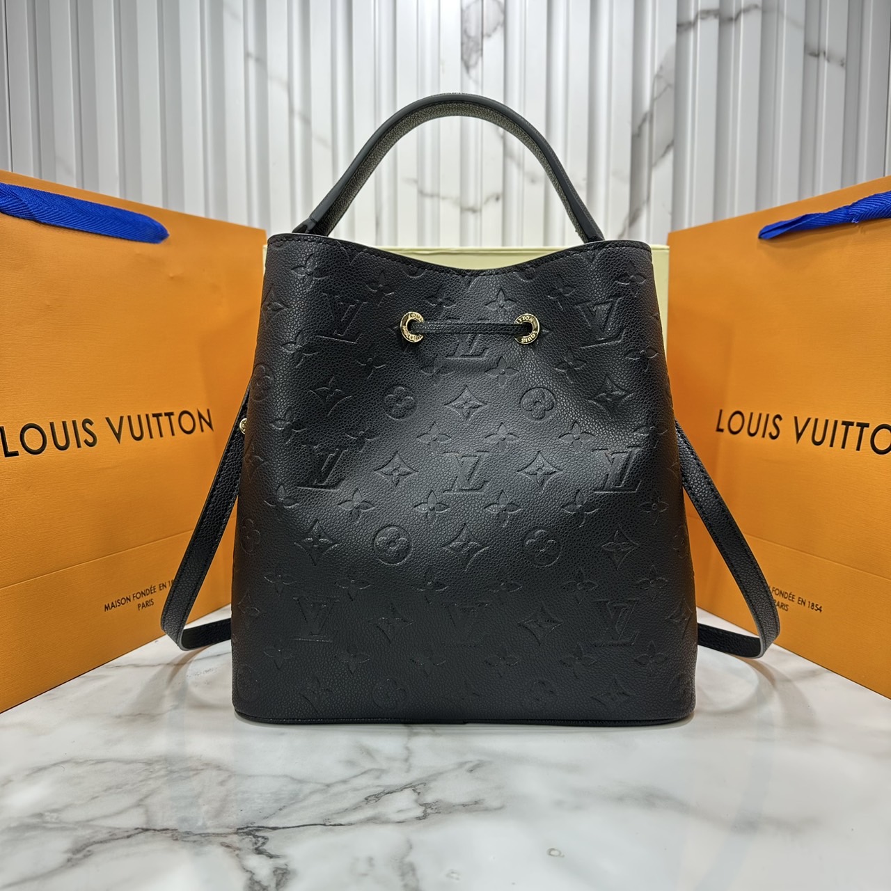ORI หนังแท้ | LV NeoNoe MM Bucket bag Monogram Flower กระเป๋าสะพายทรงบัคเก็ต เอกลักษณ์ LV และลาย Monogram Flower อันโดดเด่นเพิ่มสไตล์ มีเสน่ห์ชวนหลงใหล