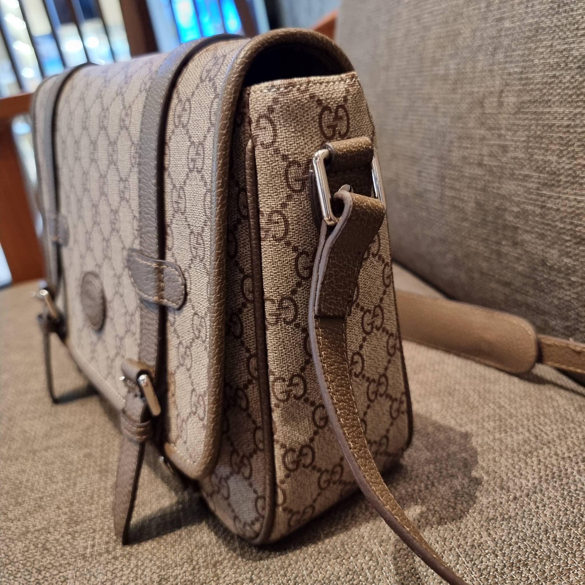 Gucci GG Supreme messenger bag GC MESSENGER VINTAGE BAG กระเป๋าสะพายข้างทรงแมสเซนเจอร์ ย้อนยุค ลุคผู้ดีแบบลูกคุณ ดีไซน์ unisex ใช้ได้ทั้งชายและหญิง พรีเมี่ยมกิ๊ฟวีไอพี วัสดุหนังแคนวาส ใช้งานง่ายด้วยฝาเปิดกระดุมแม่เหล็ก ด้านหลังมีช่องเก็บของจุกจิกได้ ภายใน