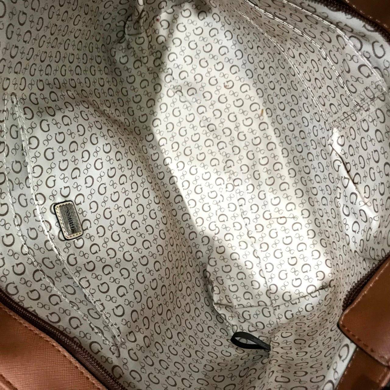 GUESS LARGE SHOPPER BAG WITH POUCH กระเป๋าสะพายรุ่นใหม่ล่าสุดจาก GUESS FACTORY หนัง Saffiano สวยหรูอยู่ทรง ด้านหน้ามีโลโก้แบรนด์ ด้านหลังมีช่องใส่ของ หูหิ้วสะพายไหล่ได้มาพร้อมสายสะพายยาวถอดได้ปรับได้ มีกระเป๋าใบเล็กเข้าชุดกันห้อยที่หูหิ้ว ใบเล็กถอดเเยกใช้