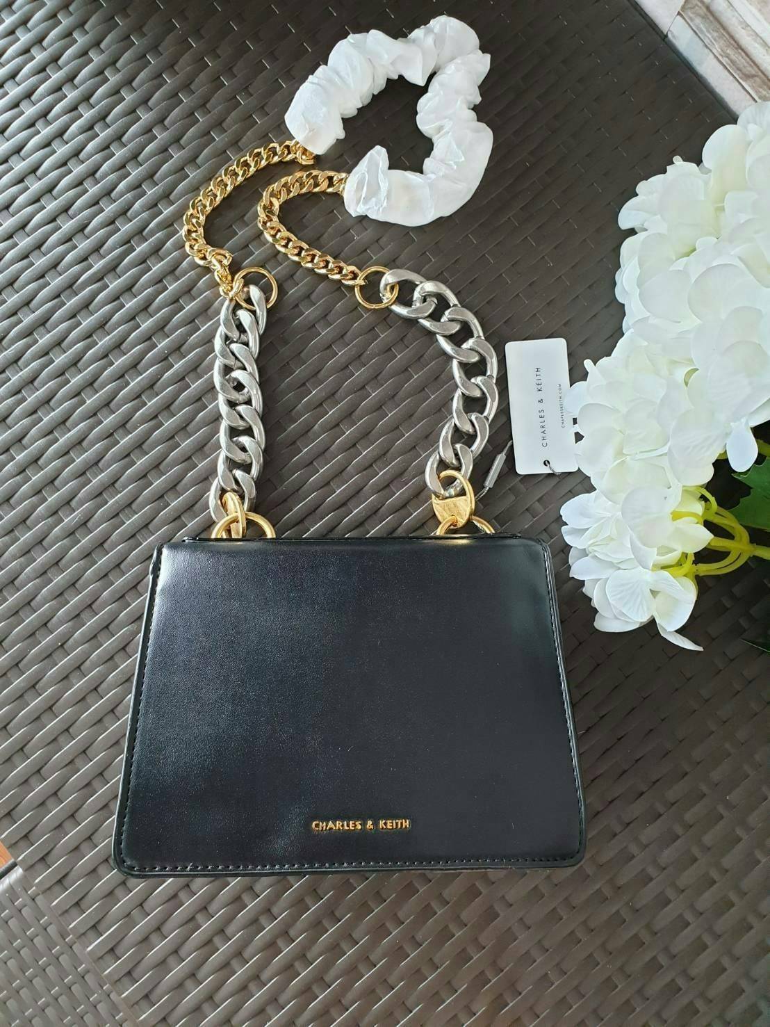 กระเป๋าทรงสวย ดีไซน์ทันสมัย วัสดุหนังโพเลเตอร์ + กำมะหยี่ตกแต่งด้านหน้า ออกแบบปิด-เปิดด้วยตัวล็อคแบบกด สีเงิน และ สีทอง ดูเก๋ ภายในเป็นช่องโล่ง มีช่องซิป 1 ช่อง และช่องใส่ของจุกจิก 1 ช่อง ด้านหลังติดโลโก้แบรนด์ มาพร้อมสายสะพายยาว สายสวยเก๋ ดูดีมากๆ สายถอด