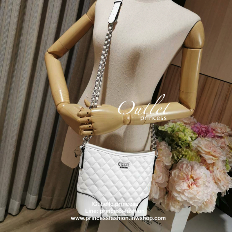 Guess Woman Factory Crossbody Bag กระเป๋าสะพายรุ่นใหม่ดีไซน์สวยหรูคลาสสิคจาก GUESS FACTORY วัสดุหนังเเกะสังเคราะห์เนื้อหนานิ่มลายตาราง เปิดปิดด้วยซิปสะดวกใช้ ด้านหน้ามีโลโก้ ภายในมีโลโก้ช่องใส่ของ และช่องซิป ใส่กระเป๋าสตางค์ใบยาว ของใช้ได้จุ มาพร้อมสายสะพ