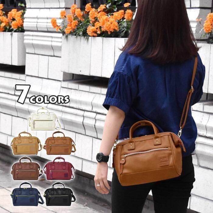 Anello polyester 2 way mini boston bag จากแบรนด์ดังในประเทศญี่ปุ่น กระเป๋าสไตล์คลาสสิค มีโครงปากกระเป๋ากว้างเป็นสัญลักษณ์ วัสดุหนัง pu กันน้ำได้ ภายในมีช่องใหญ่และช่องเล็กด้านข้าง2ช่อง เปิดปิดด้วยซิปคู่ มีตัวล็อคที่หูจับ ด้านหน้ามีช่องซิปเล็กใช้งานได้จริง
