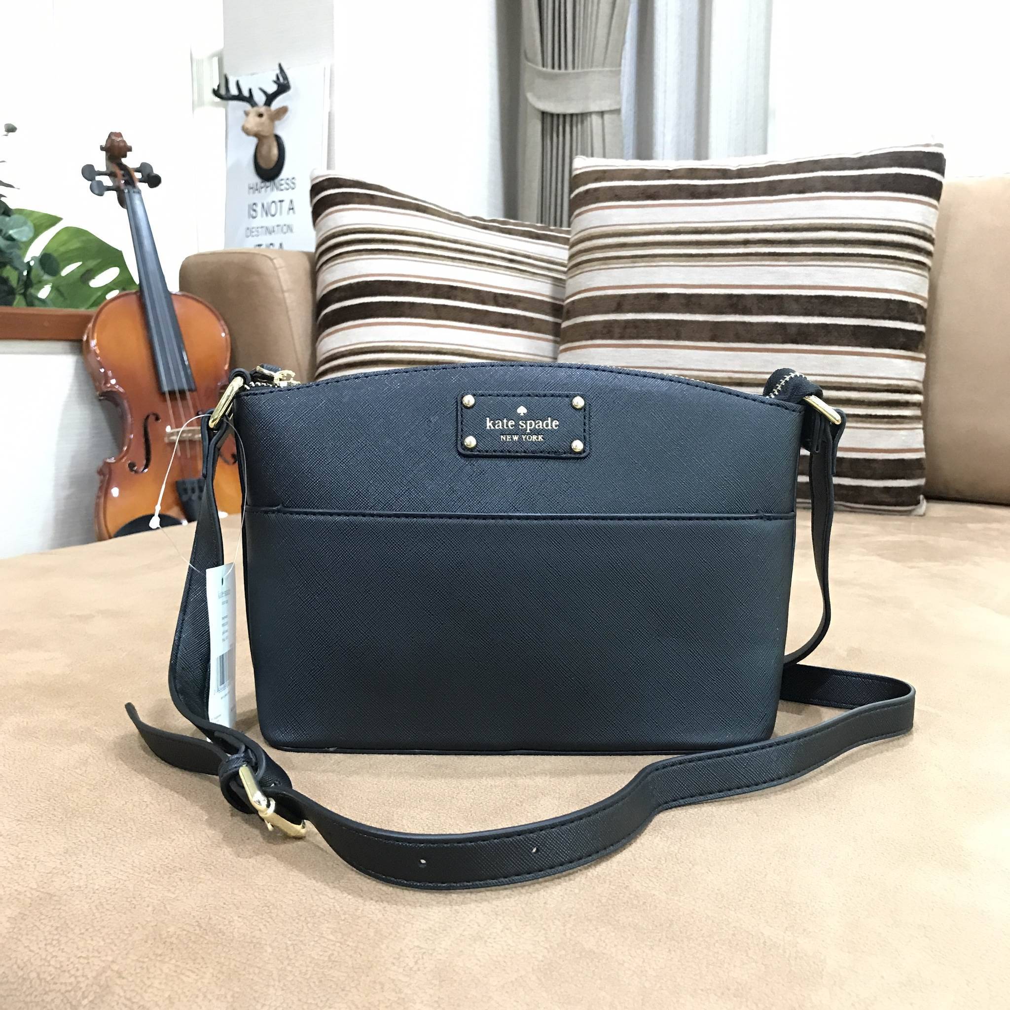 รุ่นแนะนำ **สวยเว่อร์วังสุดๆ Kate Spade New York Mini Cross Body Bag กระเป๋าถือหรือสะพายหนัง Saffiano สวยหรูอยู่ทรงสไตล์ PRADA ด้านหน้าประดับโลโก้สีทองสวยไฮโซ มาพร้อมสายสะพายยาวปรับได้ ภายในมีช่องซิปและช่องเล็ก ซับในอย่างดีสกรีนลายตามแบบฉบับของแบรนด์ภายใน