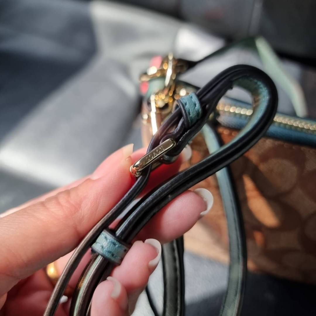 COACH F58321 TOP HANDLE POUCH อีกรุ่นฆ่าไม่ตาย!! 😎 ขายดีขายหมด ขายรวยขายปังๆ!! กระเป๋าพอชจากโค้ช ทรงใช้งานง่าย สะดวก กะทัดรัด วัสดุหนังแคนวาสเคลือบคุณภาพดี มาพร้อมสายคล้องในตัว และสายสะพาย crossbody ปรับเปลี่ยนได้ตามสไตล์ อีกหนึ่งไอเท็มที่สาวๆต้อง