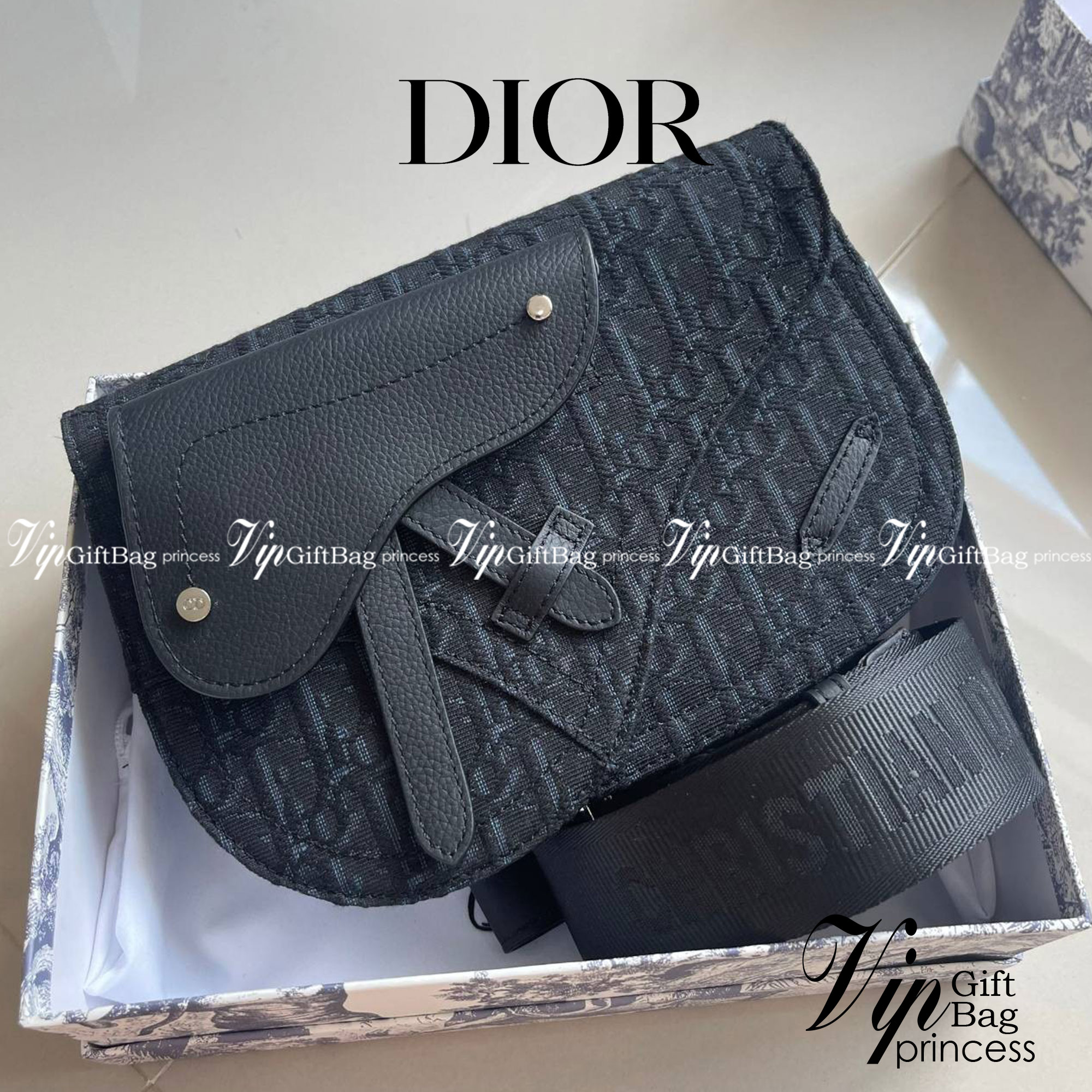 หนังแท้ CHRISTIAN DIOR SADDLE POUCH Black Dior Oblique Jacquard พร้อมส่งที่ไทย กระเป๋า Saddle pouch คู่ใจขนาดกะทัดรัดและเหมาะสำหรับใช้ในชีวิตประจำวัน วัสดุหนังแท้และผ้าแจ็คการ์ดอย่างดีทั้งใบ เกรดออริจินอลหนังแท้ทั้งใบ ภาพสินค้าถ่ายจากงานขายจริง ใช้งานต่าง