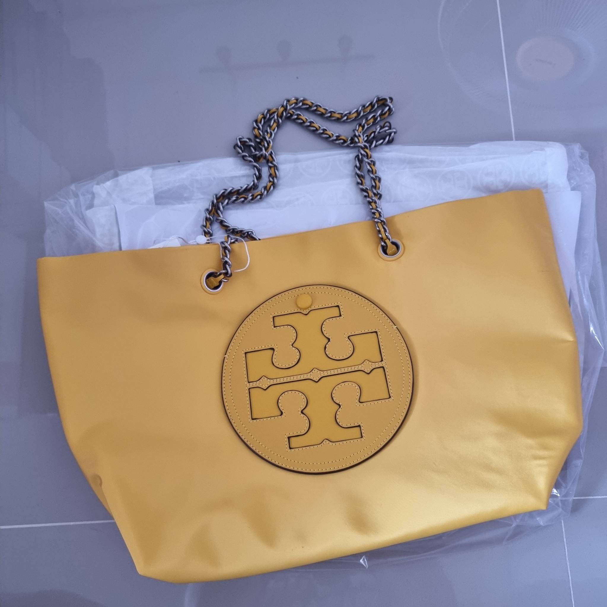 TORY BURCH Ella Chain Tote Bag / TORY TOTE NYLON BAG พร้อมส่ง 4 สี กระเป๋าสะพายทรงโท้ทใบใหญ่ จุของไปเลยแน่นๆ รูปทรงคลาสสิคชวนใช้ โดดเด่นด้วย patch โลโก้ แนะนำรีบสั่งใช้ไปสวยก่อนใครได้เลยน้า