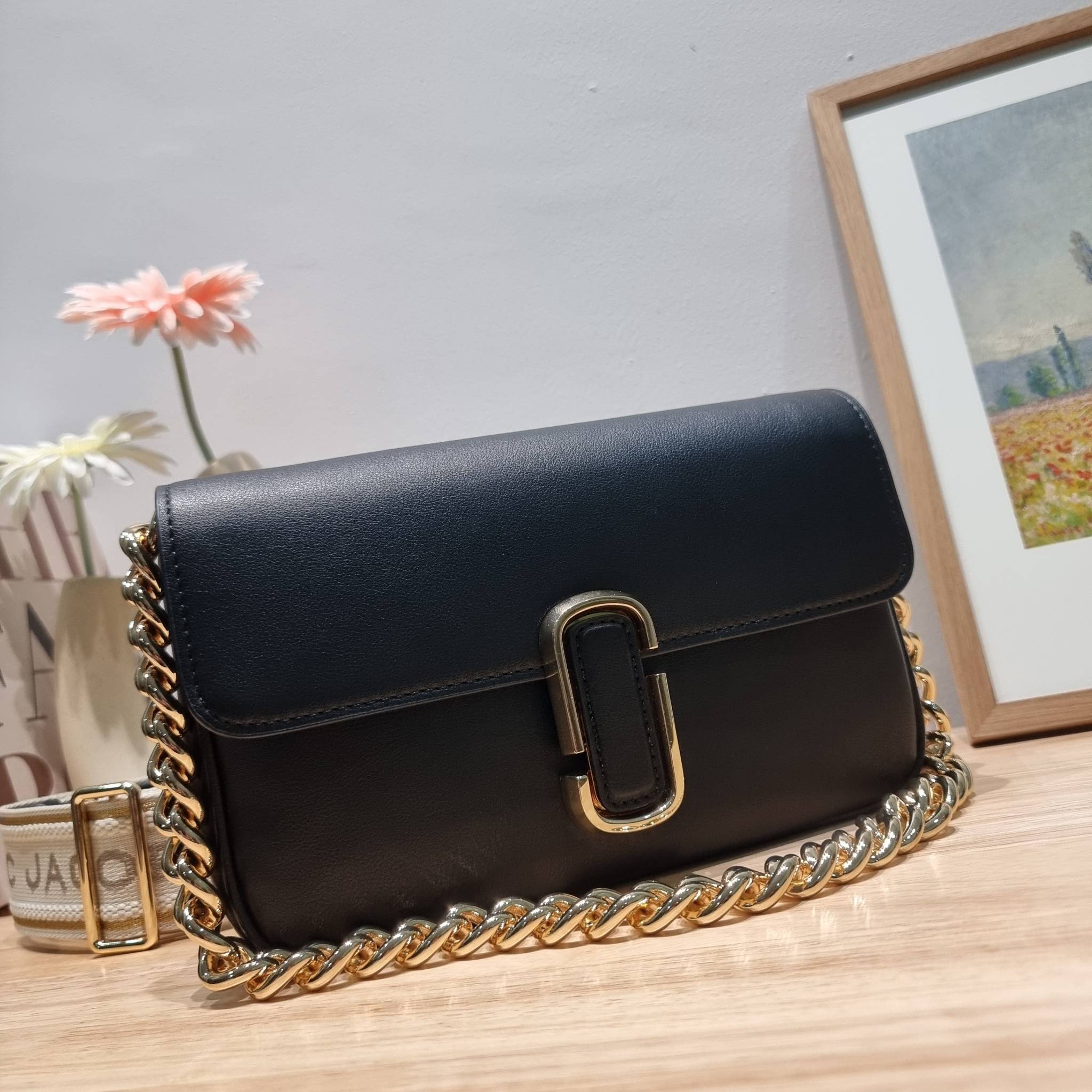 MARC JACOBS THE J MARC SHOULDER BAG คอลเลคชั่นใหม่ล่าสุด สวยฟาดกว่าใคร ใบไหนๆก็ต้องหลีก กับกระเป๋าสะพายไหล่สุดหรู รูปทรงใช้งานง่าย ดีไซน์เรียบ แต่แฝงไปด้วยความผู้ดี ดูแพง