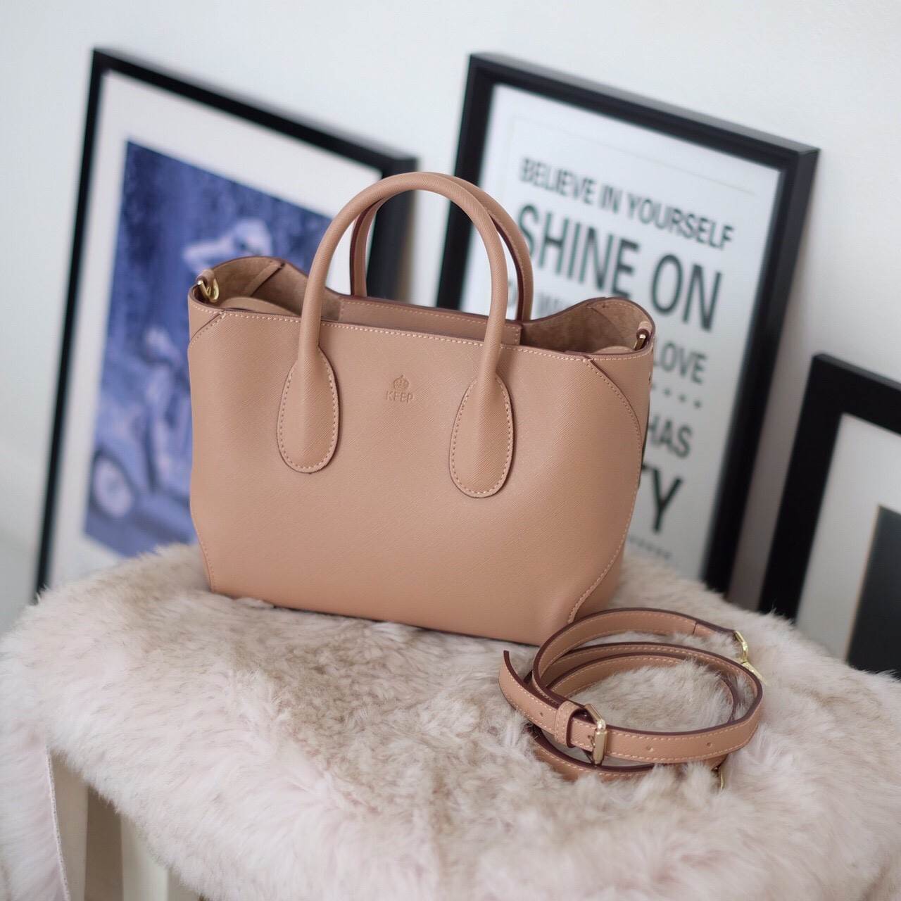 KEEP รุ่น COZY สวย ตอบโจทย์ ด้วยรูปทรงที่ เรียบหรู ทรงกระเป๋า ปรับได้ 2 แบบ เก็บทรง หรือ ขยายทรงได้ ตอบโจทย์ทุกการใช้งาน หนังกระเป๋า Saffiano อย่างดี ภายใน บุด้วย ผ้า Craft เอกลักษณ์เฉพาะ ทำให้ กระเป๋าเบา และ เพิ่มความสวยงาม ภายใน ทำช่อง แยก เฉพาะ สำหรับเ