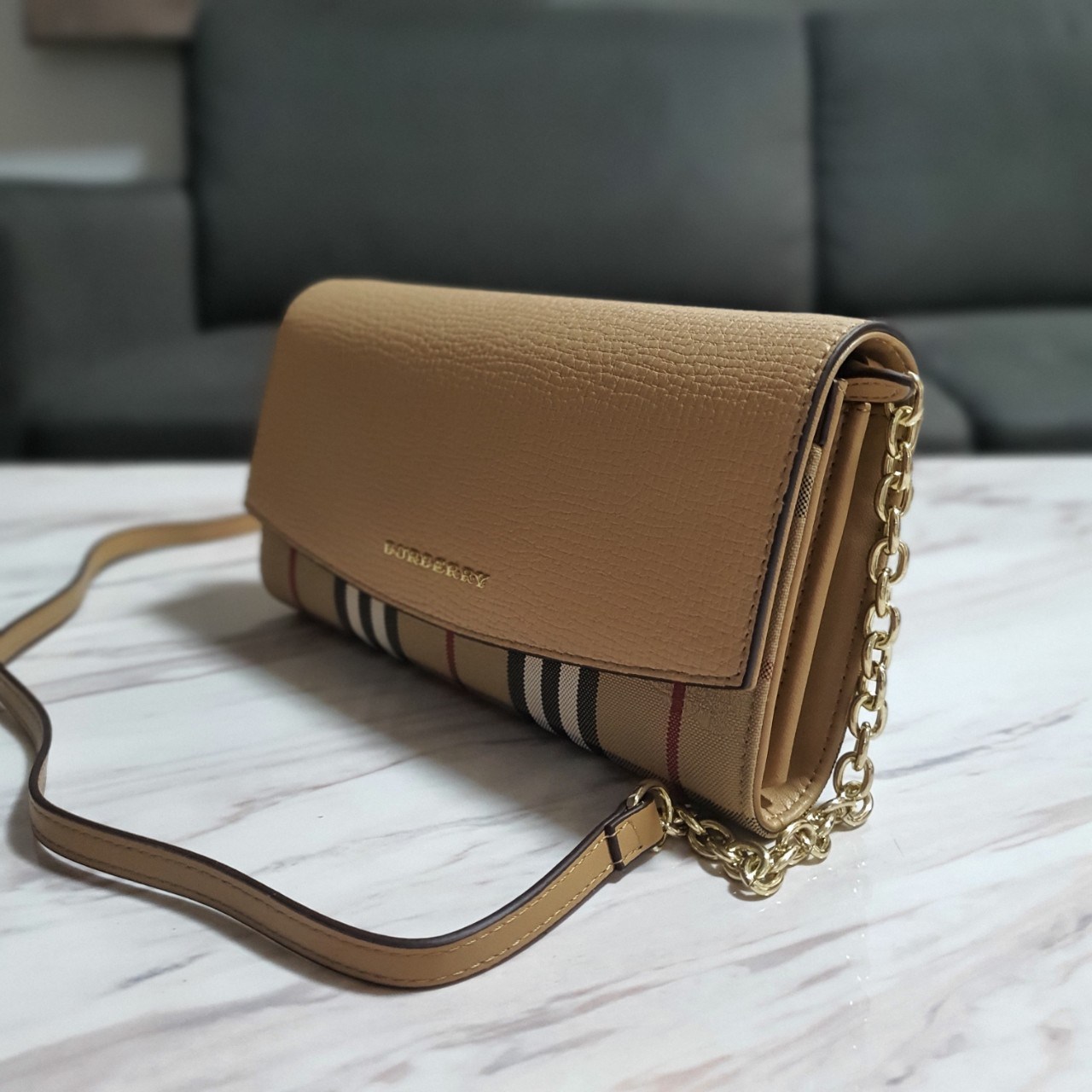 พรีเมี่ยมกิ๊ฟแท้ 100% 】BURBERRY CROSSBODY BAG กระเป๋าสะพายพรีเมี่ยมกิ๊ฟรุ่นใหม่ล่าสุด Limited จาก BURBERRY Perfume DutyFree วัสดุทำจากหนังสลับผ้าลายแบรนด์ เปิดปิดด้วยกระดุมแม่เหล็ก