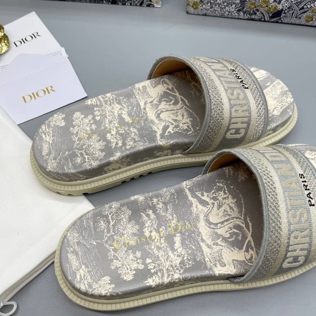 DIOR DWAY SLIDE Toile de Jouy Flowers Embroidered Cotton Dior Sandals รองเท้าแตะที่เป็นเอกลักษณ์ ที่สุดแห่งความหรูหราใช้งานได้ทุกวัน ตัดเย็บจากผ้าฝ้ายปักลาย ประดับด้วยรายละเอียดสวยงาม เสริมส้นยางหนาอย่างดีสวมใส่ง่าย น้ำหนักเบา งานเกรดออริจินอล 1:1 เหมือนท
