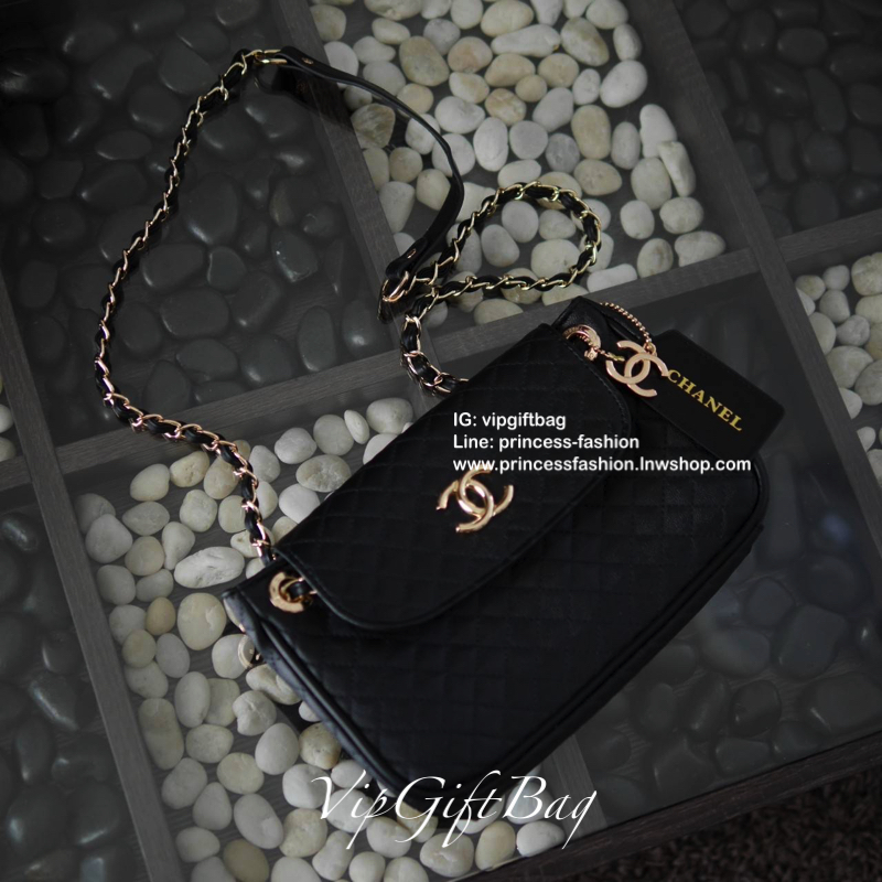 มาตามคำเรียกร้อง กับ CHANEL CROSSBODY BAGงานสวยหรูจาก CHANEL VIP GIFT (NOT FOR SALE) ตังกระเป๋าลายคาเวียร์เต็มใบสุดหรู เปิดปิดด้วยกระดุมแม่เหล็ก ด้านในมีช่องใส่ของช่องใหญ่ ช่องซิปและช่องเล็กใส่บัตร มาพร้อมสายสะพายแบบโซ่ทองสลับหนัง ตัวสะพายไหล่เป็นที่รองแบ