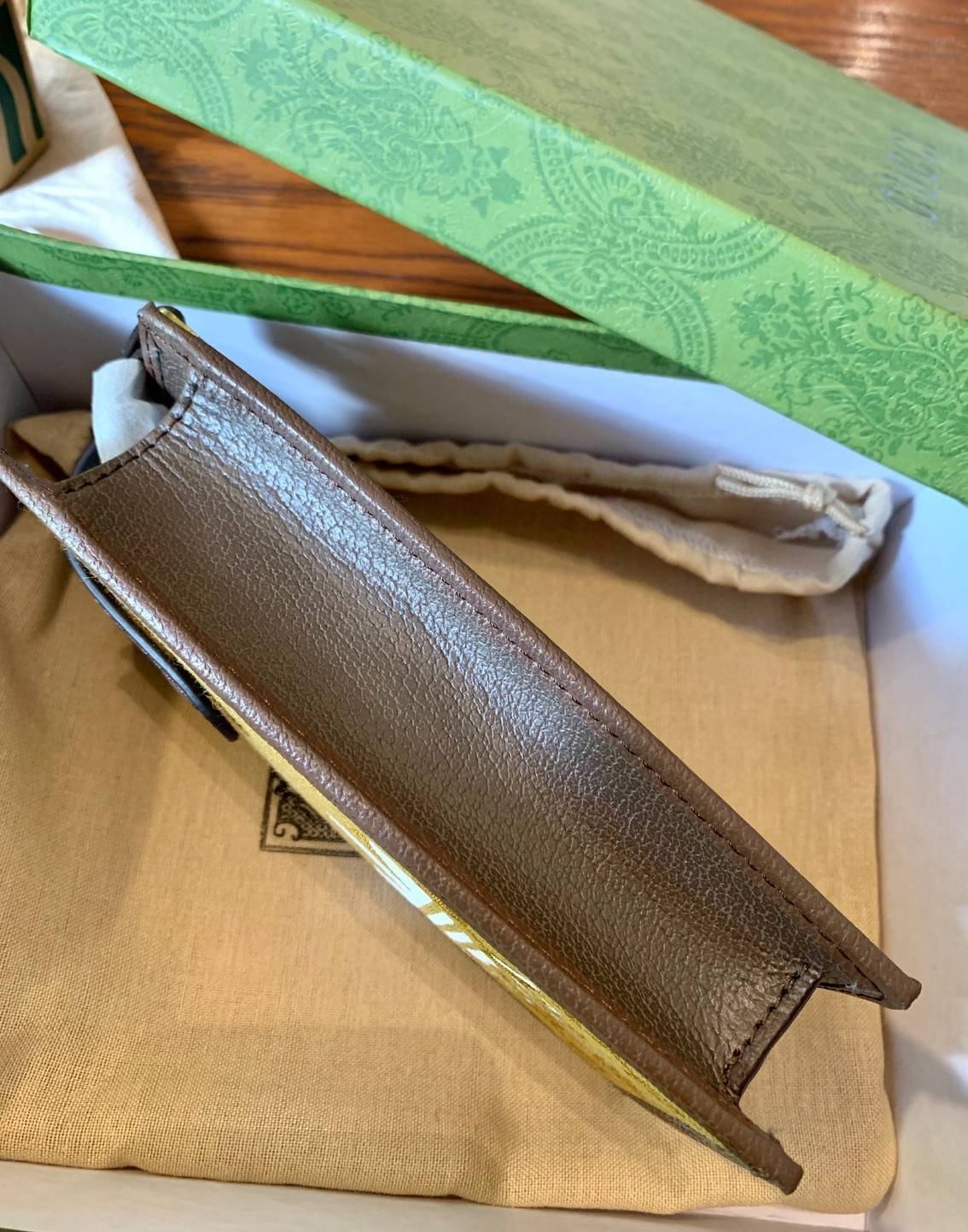 VIP 🥂 LIMITED EDITION Gucci x adidas Phone Case ไม่มีได้ยังไง สวยขนาดนี้ ที่หนุ่มๆสาวๆต้องมีติดตัวค่ะ 💙กระเป๋าใส่มือถือ หนังแท้ 🔺สีน้ำตาลอมเหลือง สัสดุJacquard ทอลายGG ค่ะ ด้านหน้าทั้ง3สี มีโลโก้แบรนด์แบบนูนอันเป็นสัญลักษณ์ของคอลเล