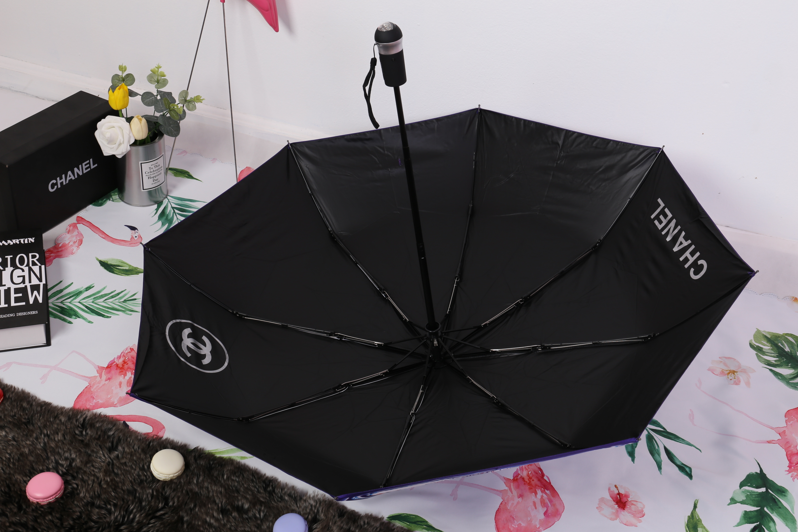 Chanel VIP Umbrella Set - Rare & Limited Chanel Airlines Edition - box & sleeve Vip Gift Chanel ของแท้ 100% ด้ามจับและกระดุมมีแบรนด์ชาแนลทุกจุด ตรงปลายด้ามจับเป็น Handy LED Light to Handle ไฟเปิด-ปิด และเปลี่ยนสีได้อัตโนมัติ ใช้ส่องเวลาเดินตอนกลางคืน ใช้ถ