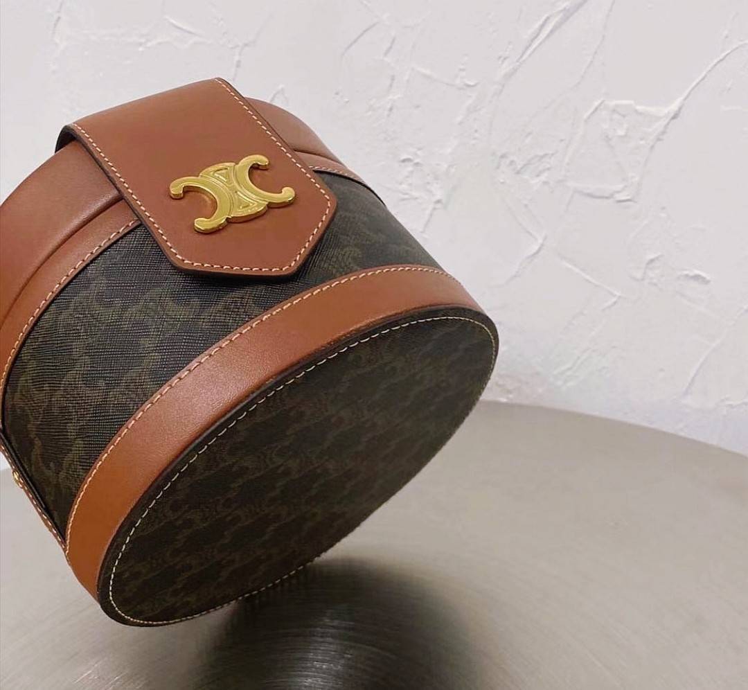 CELINE CROSSBODY BAG VIP GIFT WITH PURCHASE (GWP) พรีเมี่ยมกิ๊ฟ Limited Edition จาก CELINE PERFUME DUTY FREE COUNTER วัสดุ TRIOMPHE CANVAS & LEATHER ทรงกลมสวยหรูอยู่ทรงเปิดปิดด้วยฝาปิดกระดุมโลโก้แบรนด์