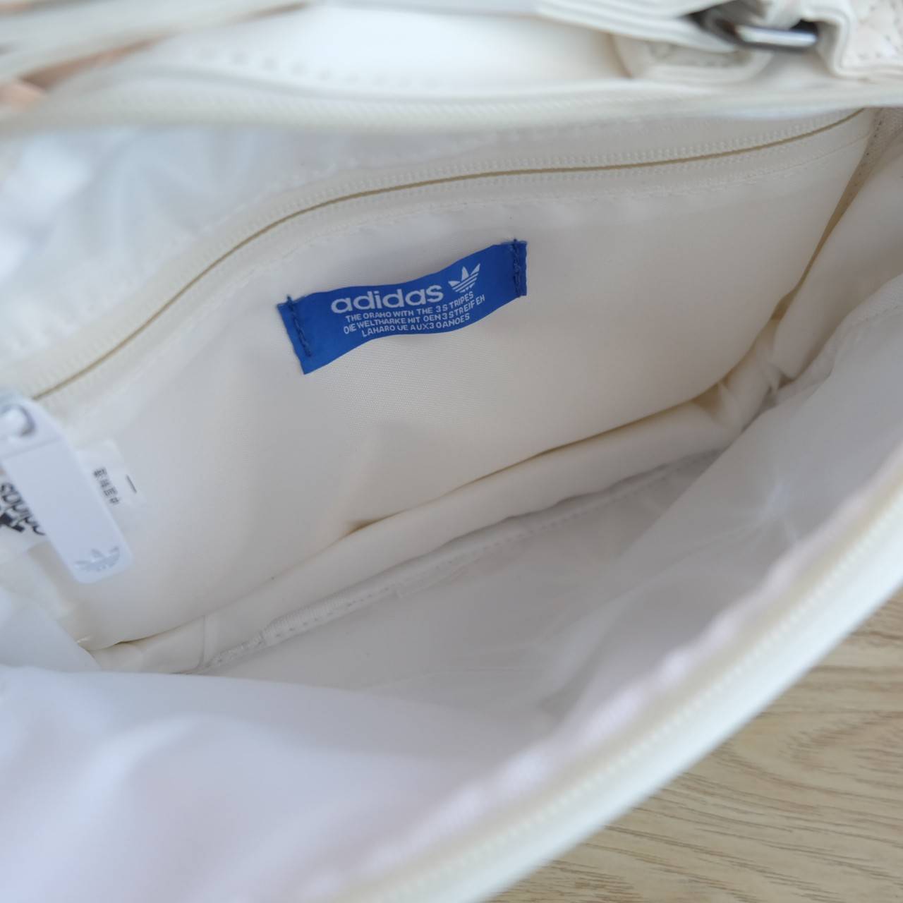 Adidas mini Airline bag กระเป๋าสะพายข้างแนว sport วัสดุด้านหน้าเนื้อ matte ผสมหนังนิ่มค่ะ น้ำหนักเบา ด้านหน้าติดโลโก้แบรนด์ เปิดปิด กระเป๋าแบบซิป ภายในโล่ง ใส่ของจุพอประมาณค่ะ มีช่องซิป หนึ่งช่อง ด้านหลังมีอีก 1 ช่องซิป:สายสะพายปรัยได้ freesize ขนาดกำลังด