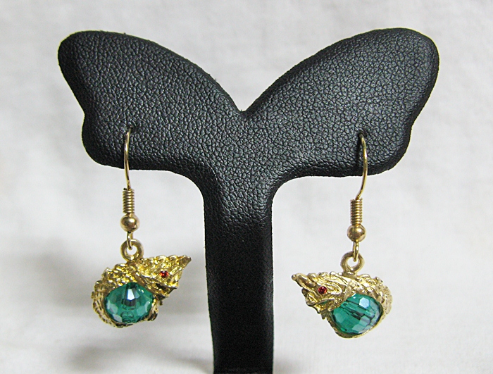 สินค้าหมดค่ะ ต่างหูพญานาคอุ้มลูกแก้วสีเขียวเข้ม(พฤษภาคม)พร้อมใบคาถาค่ะ