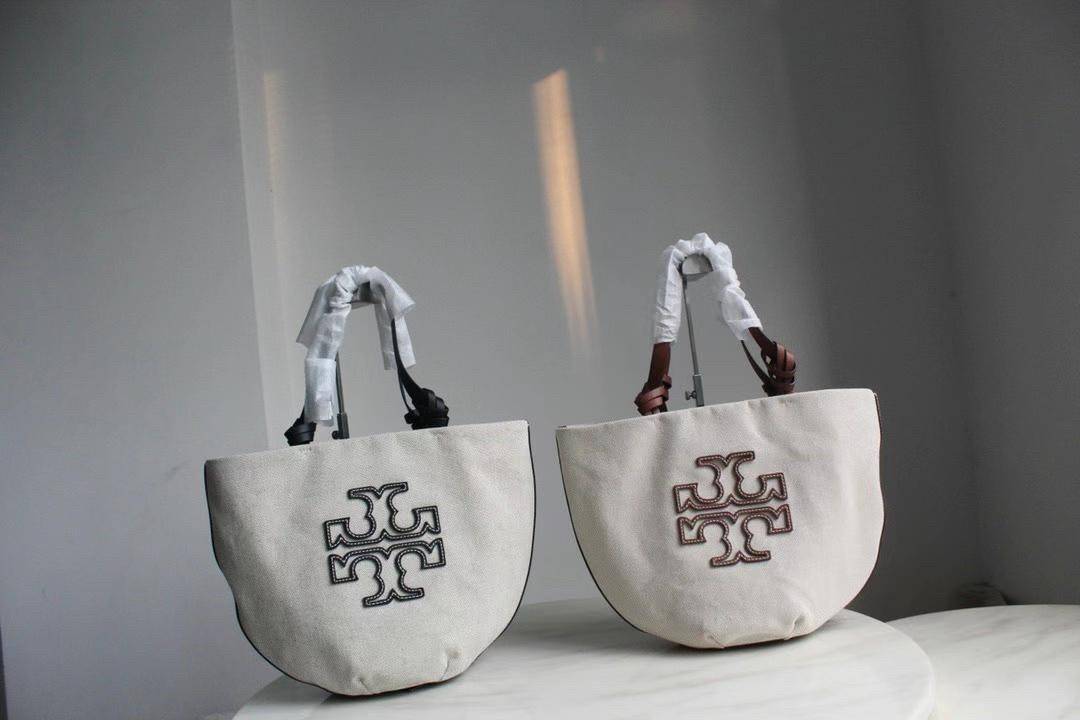Tory Burch Small Canvas Round Tote กระเป๋าถือหรือสะพายไหล่ วัสดุผ้าcanvas รูปทรงโค้งมน ด้านในโล่ง มี1ช่องซิปและ1ช่องเล็ก น้ำหนักเบา จุของได้เยอะ มาใหม่ล่าสุดไม่ควรพลาดเลยค่า