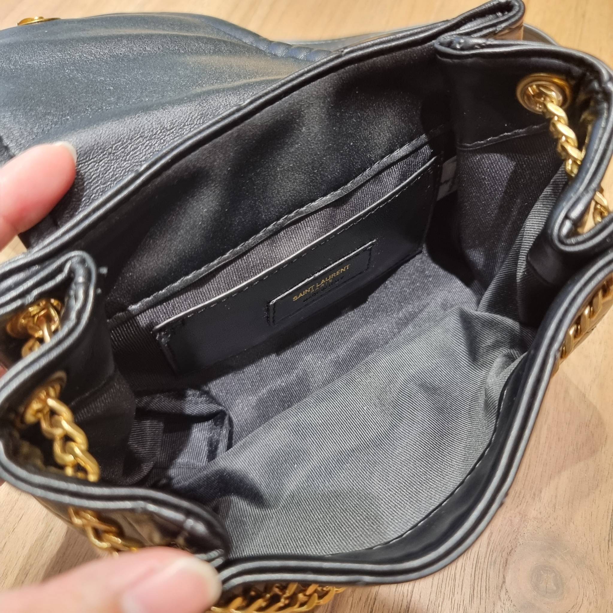 Yves Saint laurent mini nolita in lambskin / YSL mini nolita น้องสาวคนสวยที่ต้องตาเมื่อแรกเห็น กระเป๋าสะพายดีไซน์หรู ไซส์มินิ แบรนด์นี้ไม่เคยทำให้ผิดหวังจริงๆ ด้วยดีเทลความเรียบง่ายแต่มีความหรูอยู่ในตัว วัสดุหนังแกะ สัมผัสดีงามมากๆ เปิด-ปิดด้วยกระดุมแม่เห