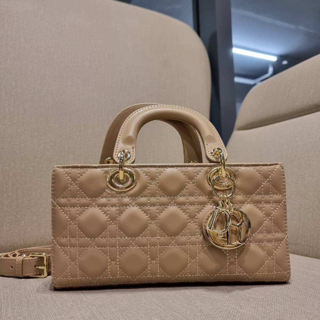 Medium Lady D-Joy Bag Cannage Lambskin / CD LADY D-JOY BAG ดีไซน์ใหม่ อัพเลเวลความหรู กับกระเป๋าสะพายข้างที่รอบนี้ดีไซน์รูปทรงโฉมใหม่ ใช้งานง่ายขึ้น