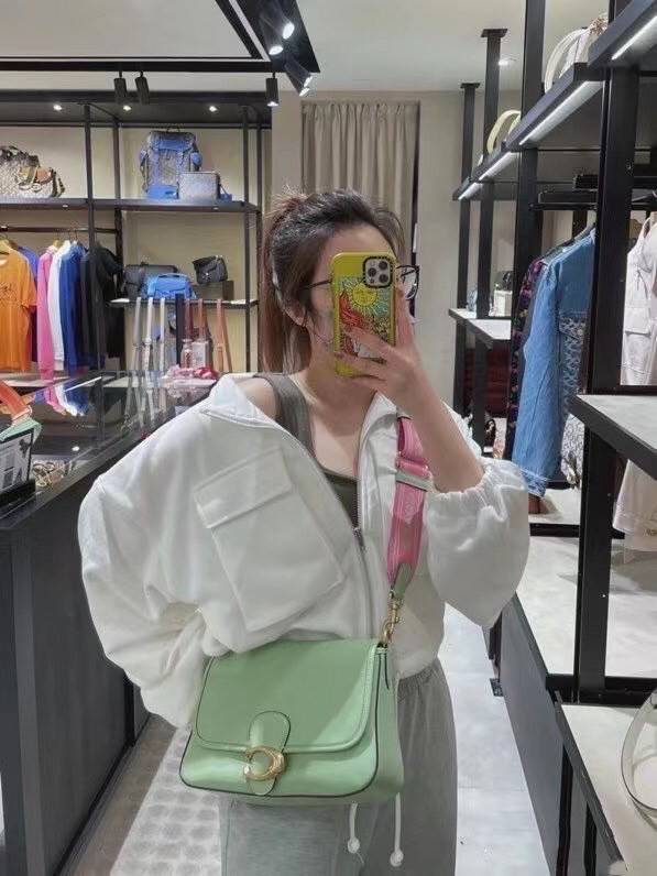 COACH SOFT TABBY SHOULDER BAG IN COLORBLOCK พร้อมส่งที่ไทย มาพร้อมสายสะพายยาว 2 เส้น เปลี่ยนใช้งานได้หลากหลายสไตล์ แค่สายก็คุ้มมากแล้วค่าาา