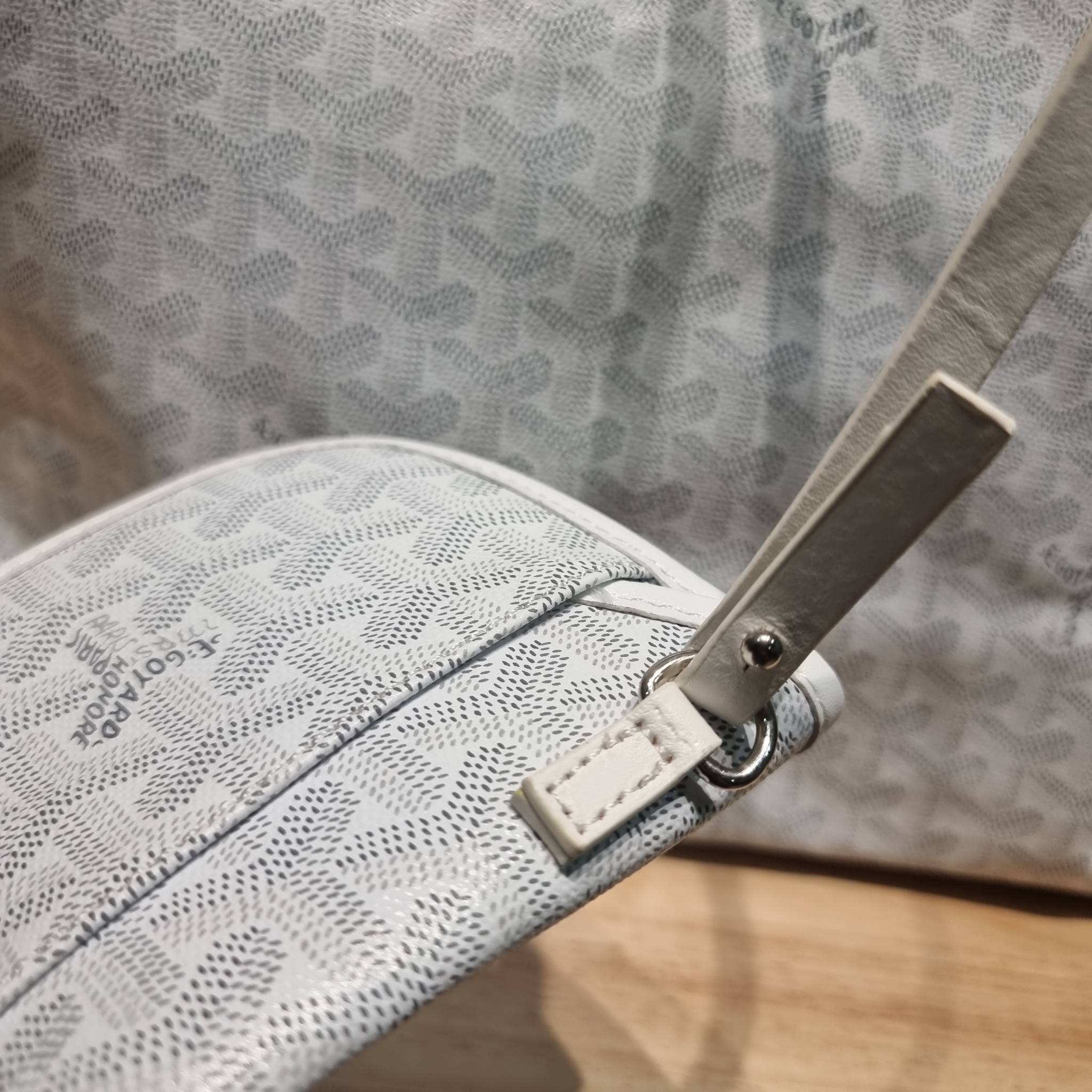 GOYARD BOHEME HOBO BAG / GOYARD HOBO กระเป๋าสะพายทรงโฮโบ ใบใหญ่จุใจ!! มาครบสีขายดี เลิศทุกสี รูปทรงคลาสสิค ดีไซน์เป็นเอกลักษณ์ วัสดุหนังแคนวาสพิมพ์ลายสวยคม ปากกระเป๋ามีซิปเปิด-ปิดกันของหล่นได้ ภายในโล่งกว้างมาก มาพร้อมสายคล้องในตัว ทนทาน สะพายสวยๆได้ทุกวั