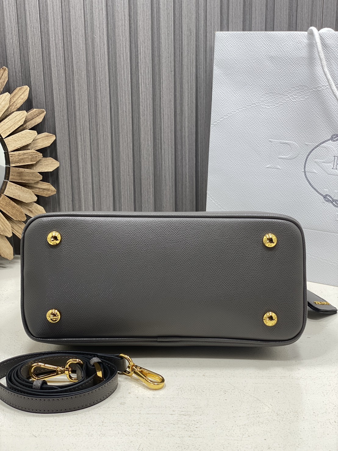 ORI หนังแท้ | Prada Matinee Medium Saffiano Leather Bag 28cm กระเป๋าสะพายทรงโฮโบสวยหรู ดีไซน์เรียบหรูตามแบบฉบับแบรนด์ ยังคงความเรียบแต่มากไว้อย่างหรูหราลงตัว ใช้งานได้หลากหลายโอกาส