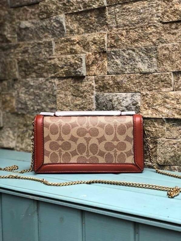 ของแท้ 💯% Coach Riley Chain Clutch In Colorblock Signature Canvas