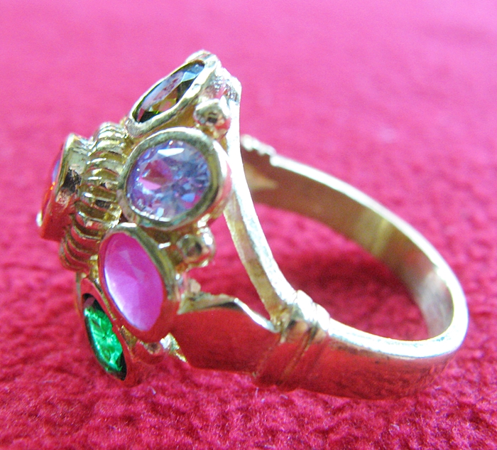 สินค้าหมดค่ะ แหวนพลอยนพเก้า รูปดอกไม้8กลีบ ทองเหลือง พร้อมกล่องกำมะหยี่ค่ะ